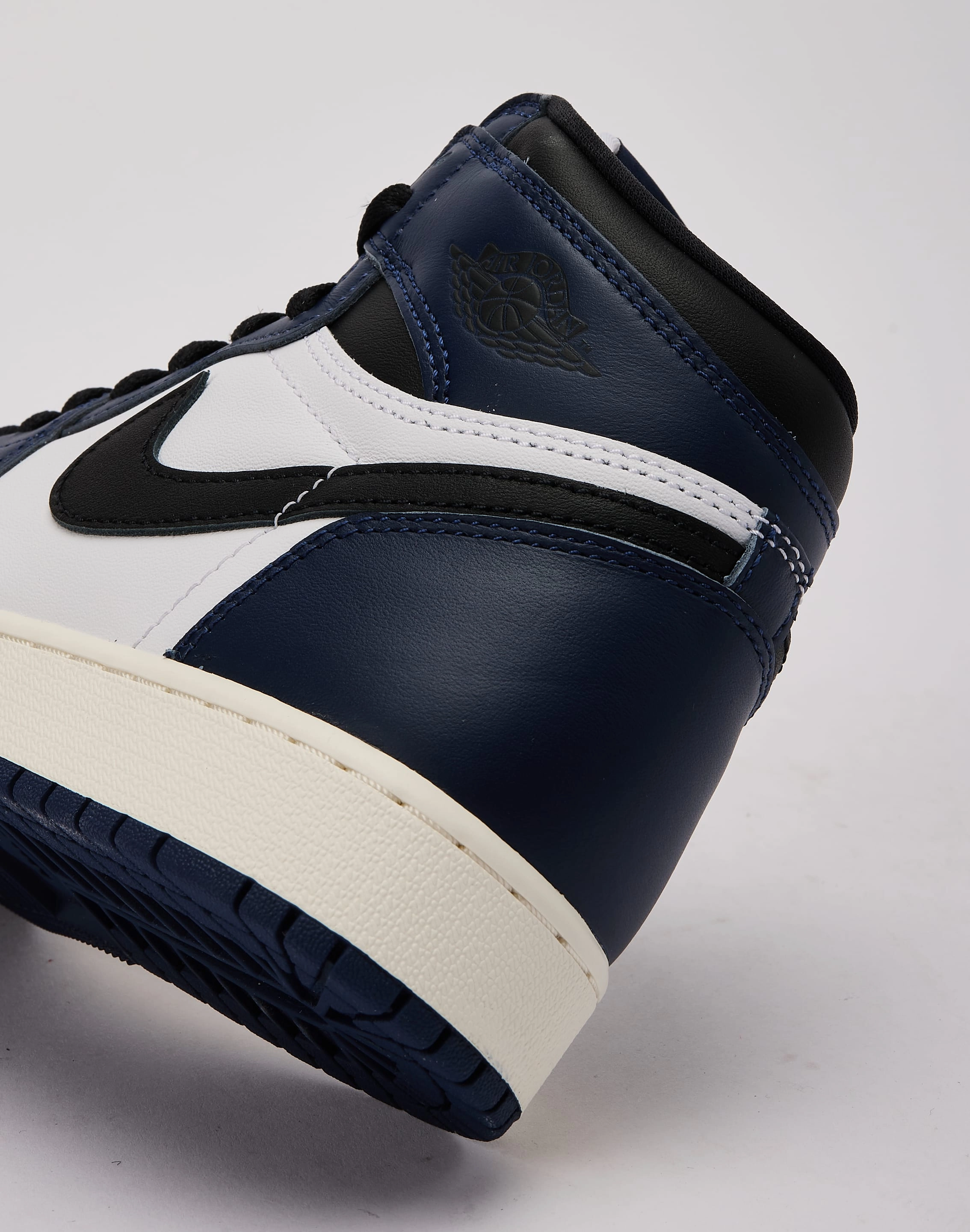 Party - worthy kids' shoes Jordan Air Jordan 1 Retro High OG 'Midnight Navy' Grade-School