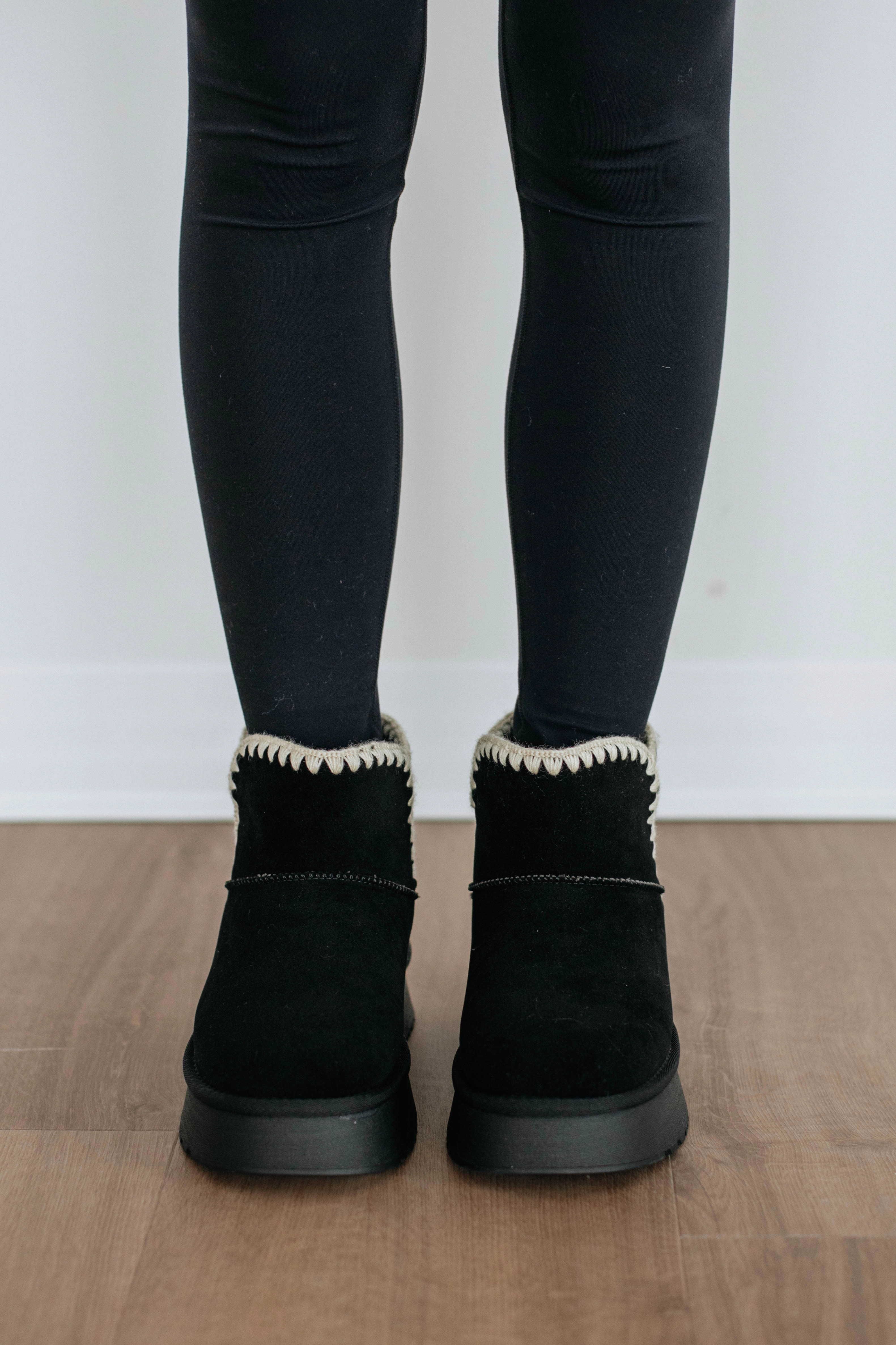 Lightweight Design Committed To Cozy Boots - Black