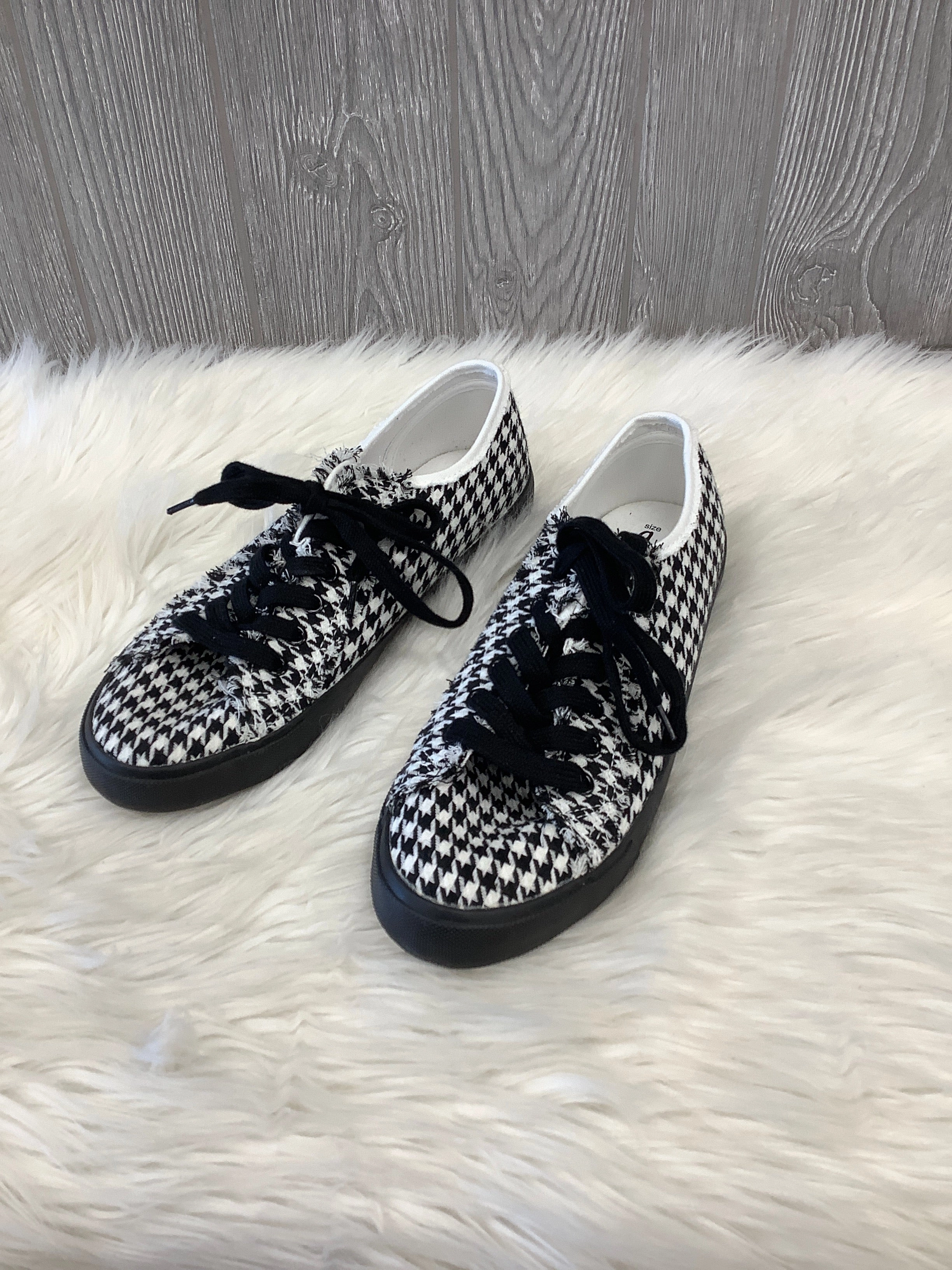 Fresh Air Black & White Shoes Sneakers Charlie Paige, Size 9