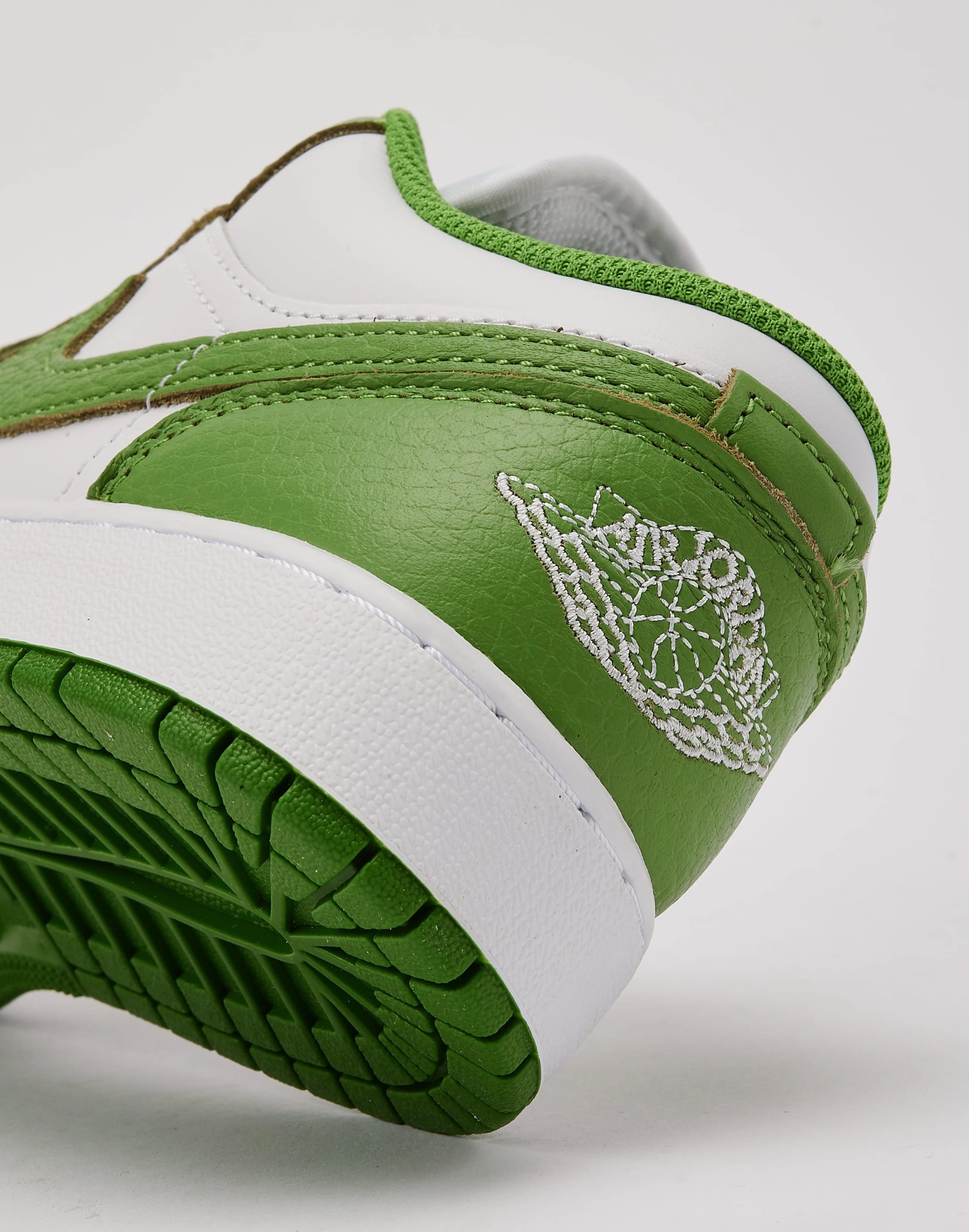 Jordan Air Jordan 1 Low SE Grade-School Semi - formal kids' shoes FlexGroove