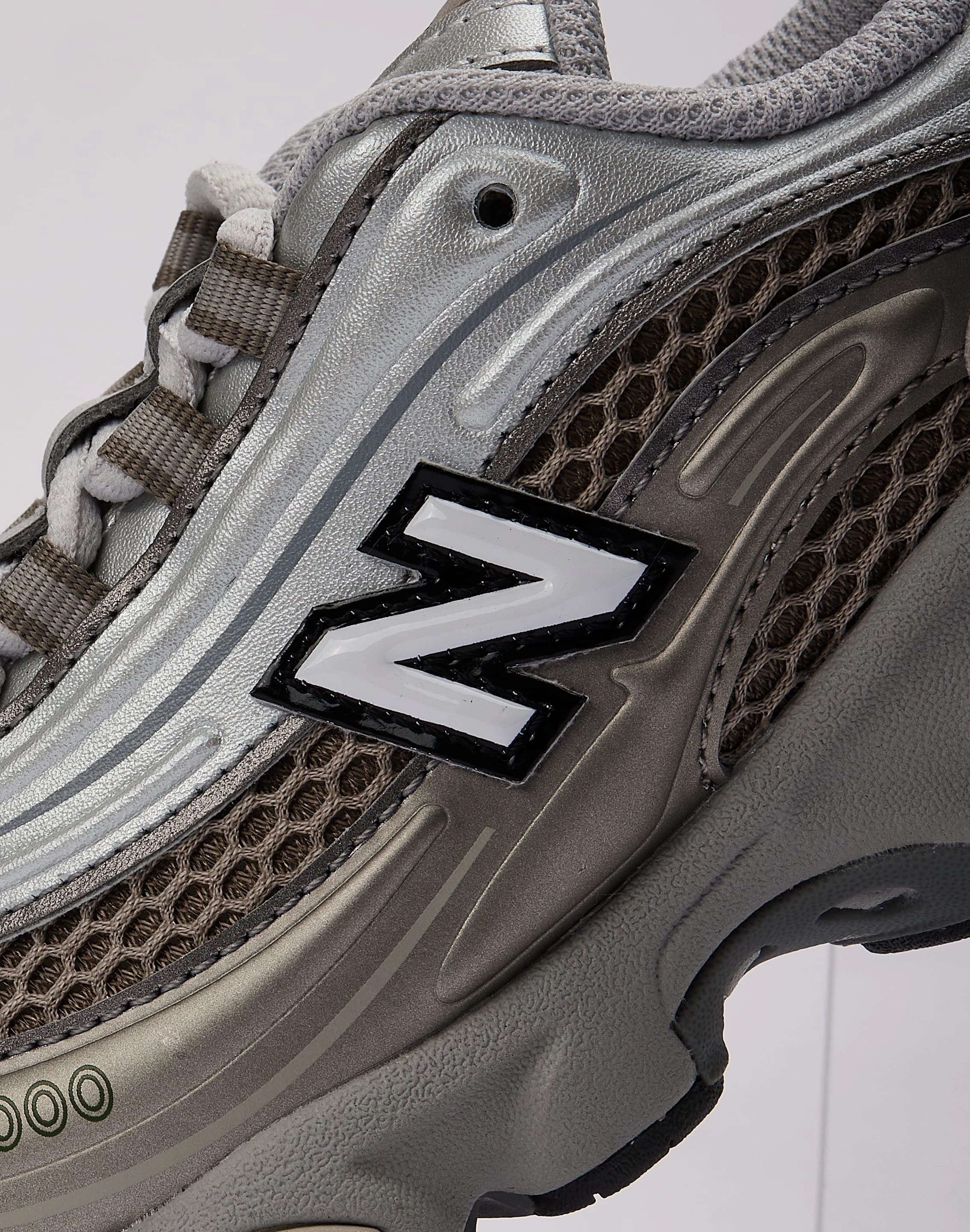 New Balance 1000 Pre-School evening runner shoes running in dark colors