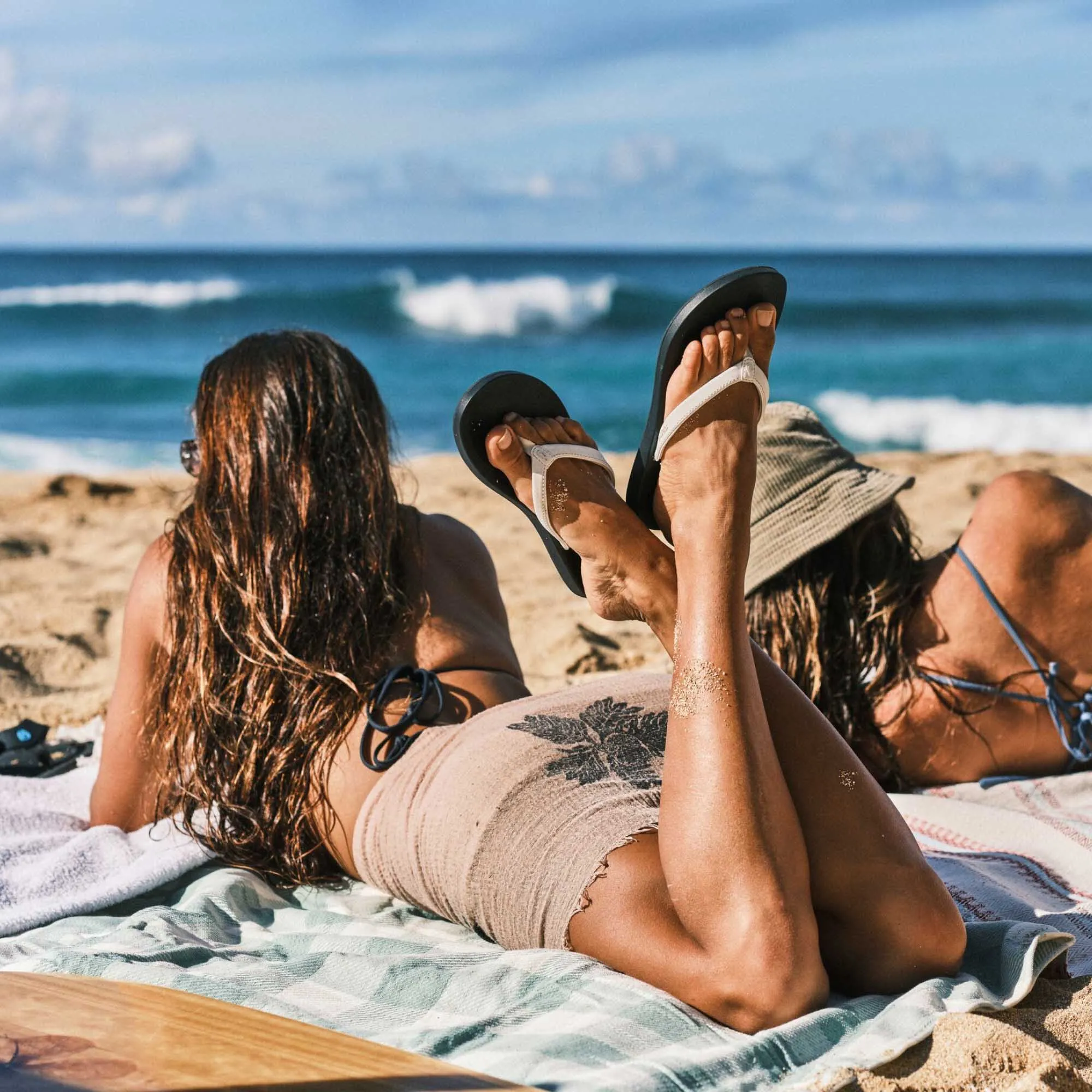 Chic Casual Footwear Uiki - Bright White / Lava Rock