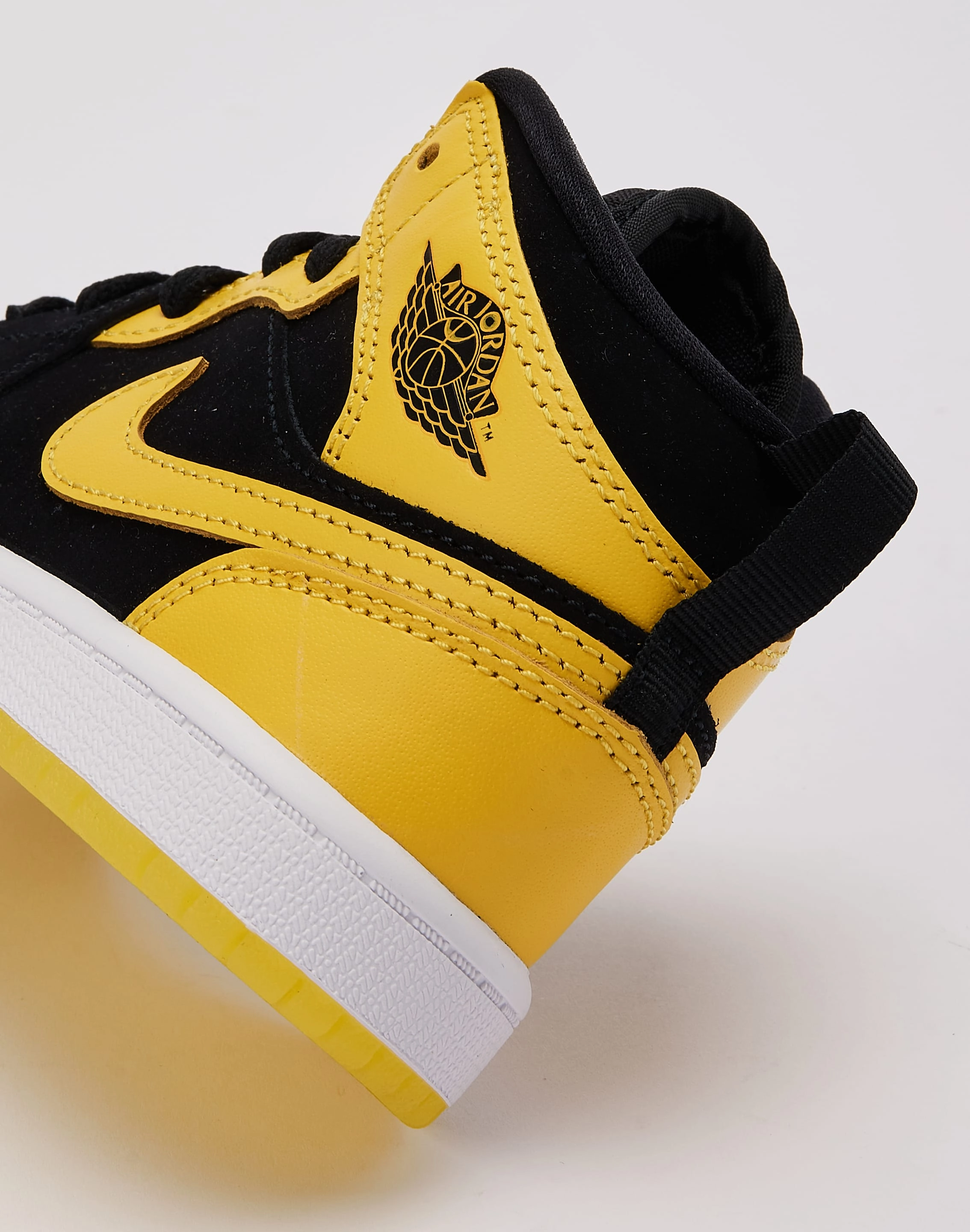 Trendy kids' shoes Multidirectional Tread Jordan Air Jordan 1 Mid SE 'New Love' Pre-School