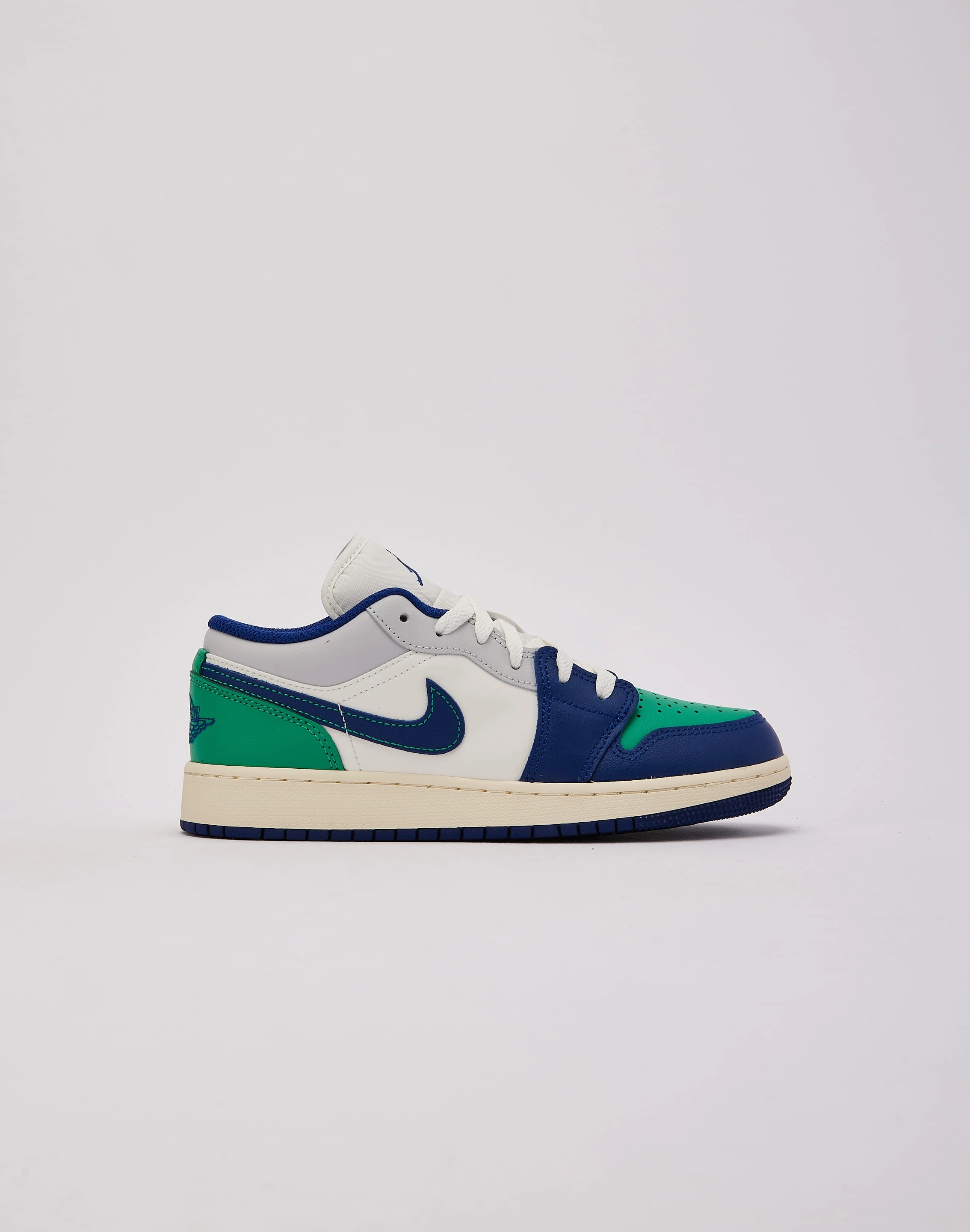 Classic kids' looks Jordan Air Jordan 1 Low Grade-School