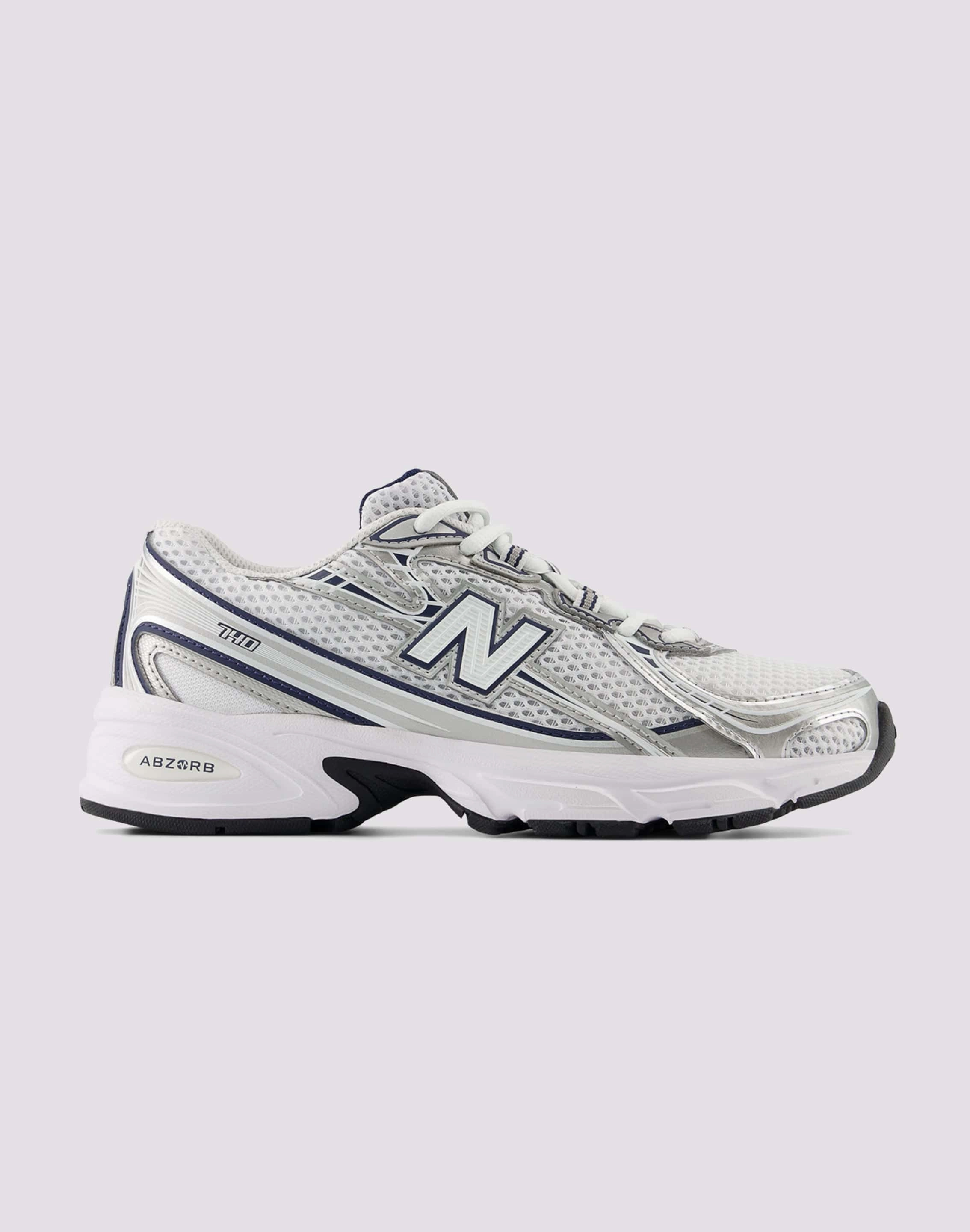 track - running New Balance 740 Grade-School