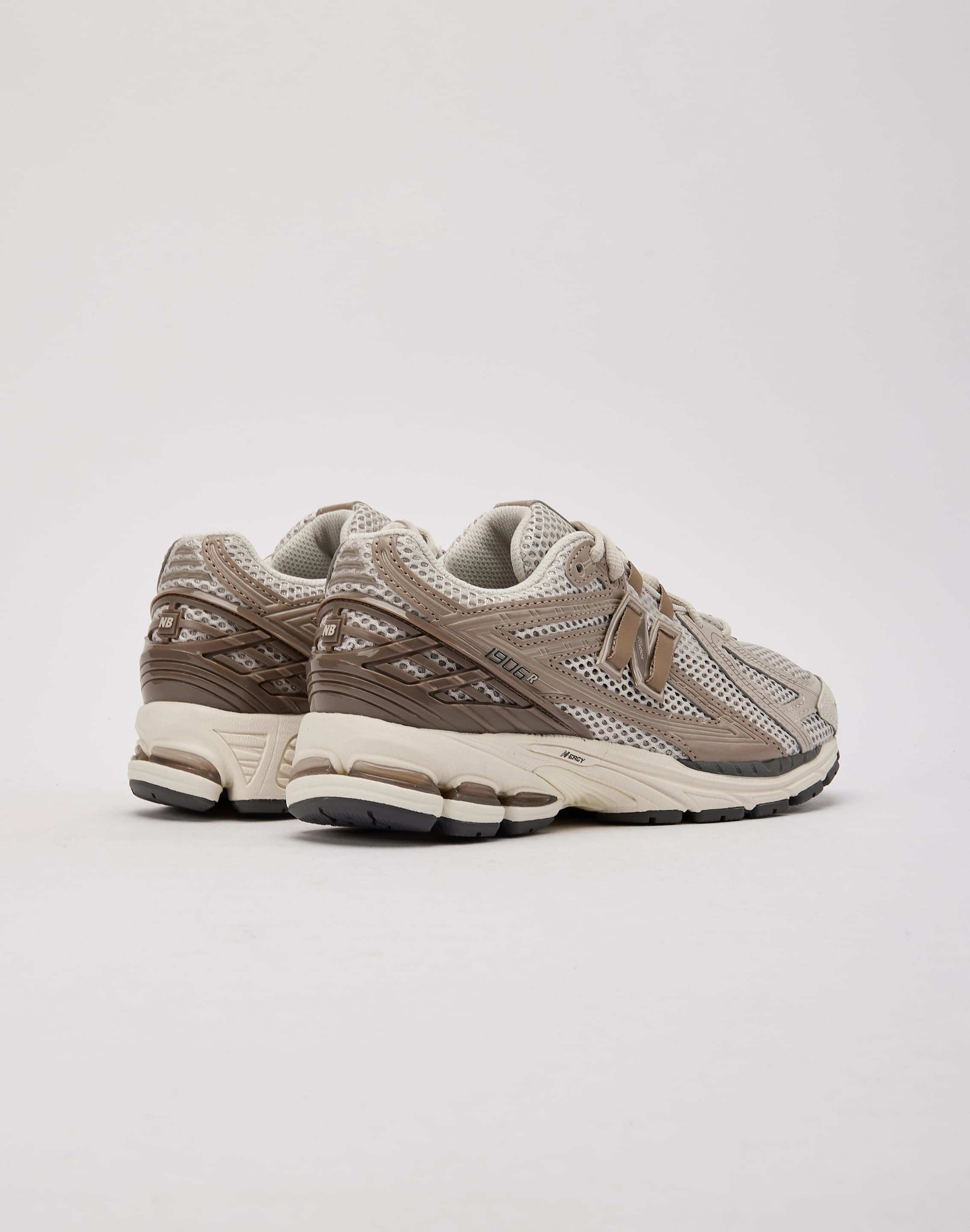 flat track running shoes Smooth Transition Design New Balance 1906R Grade-School