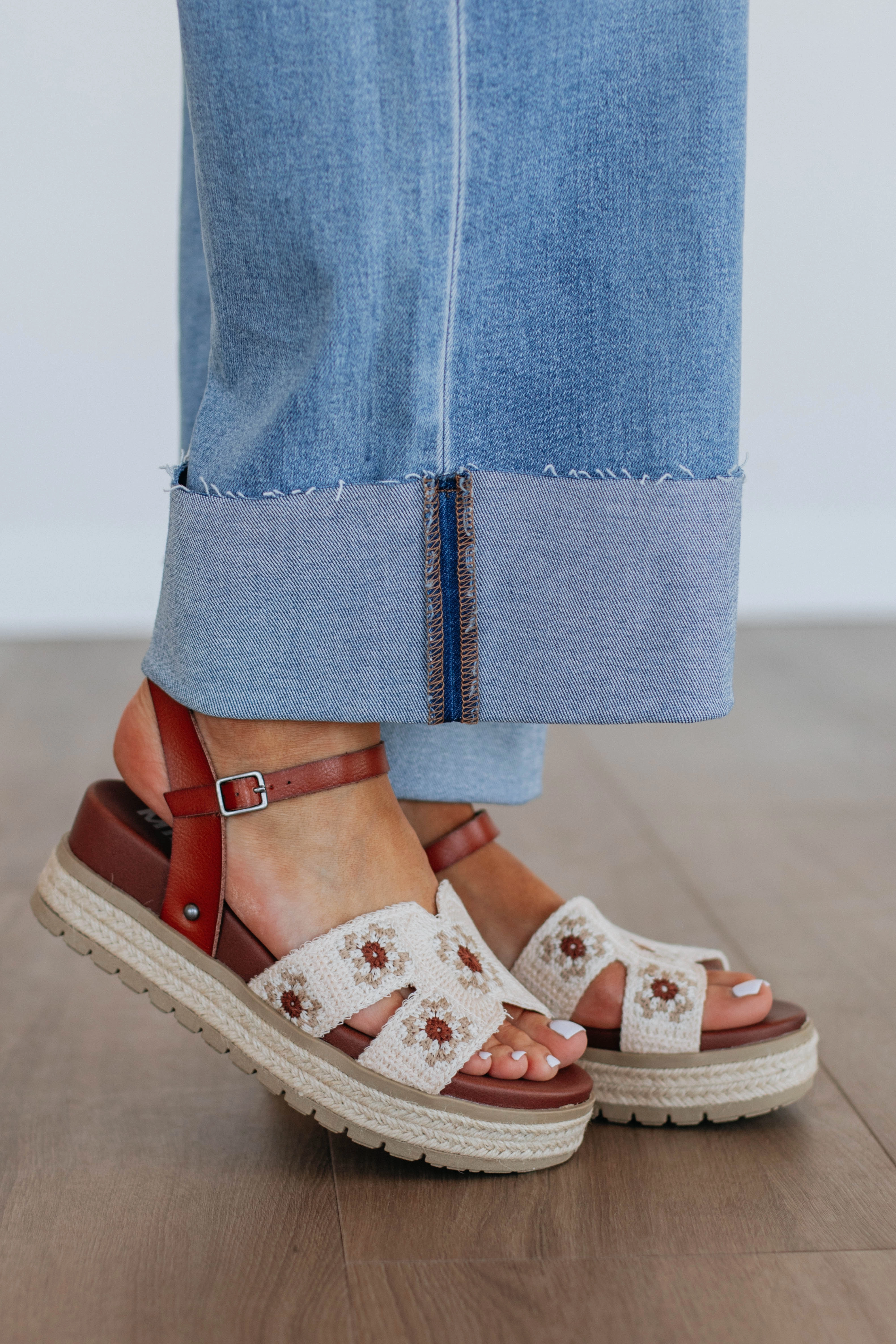 Lightweight Form Road Trip Making An Appearance Sandals