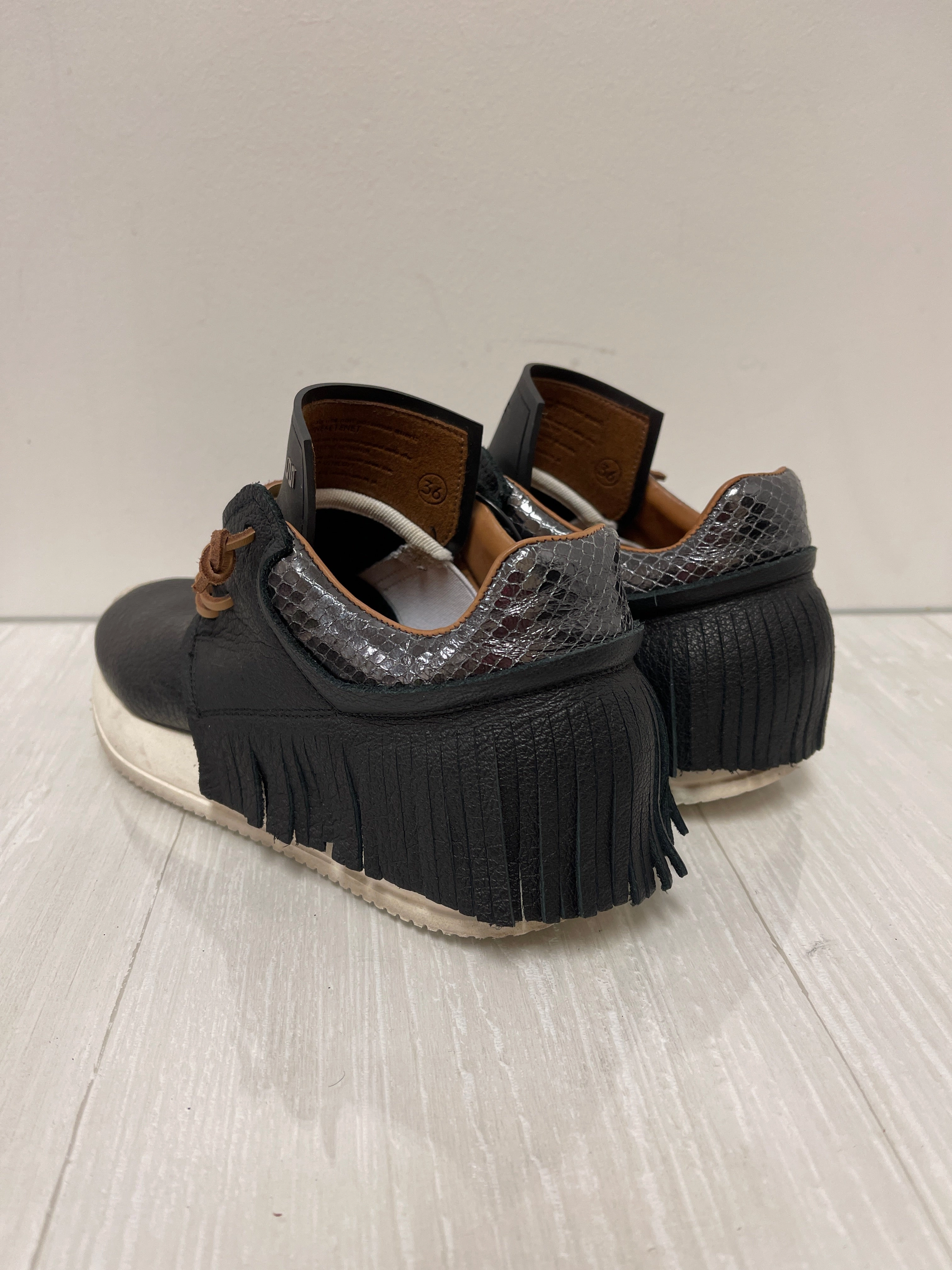 Shoes Sneakers By Cma In Black, Size: 5.5 Soft Chic Travel Ease