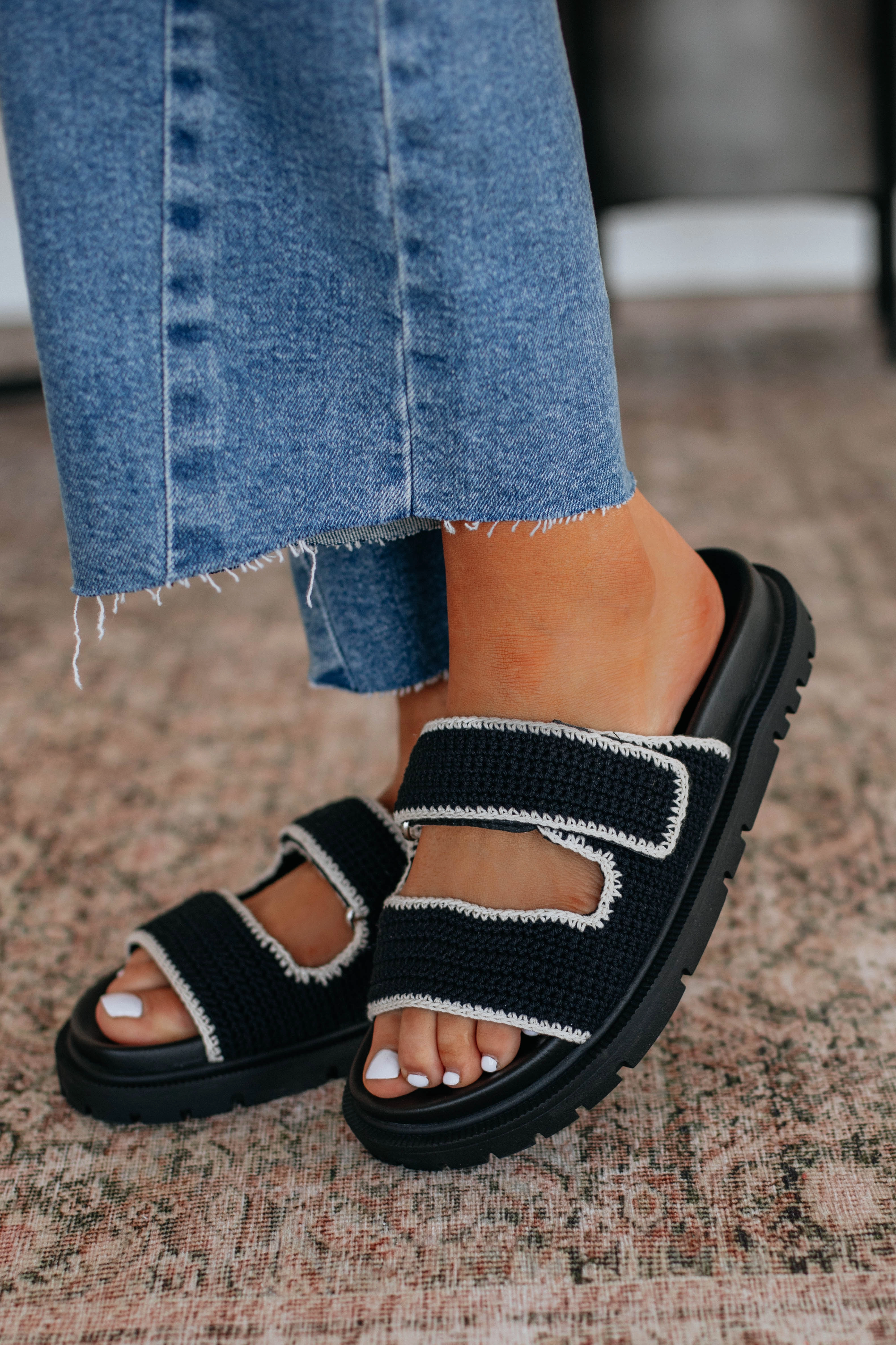 Headed Your Way Sandals - Black Fast Run Royal Mood