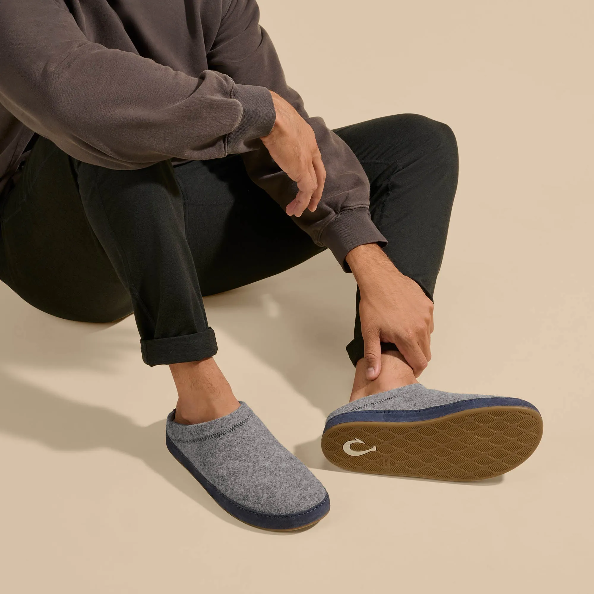 Hmani Hulu - Graphite / Trench Blue Travel Vibe Comfortable Performance