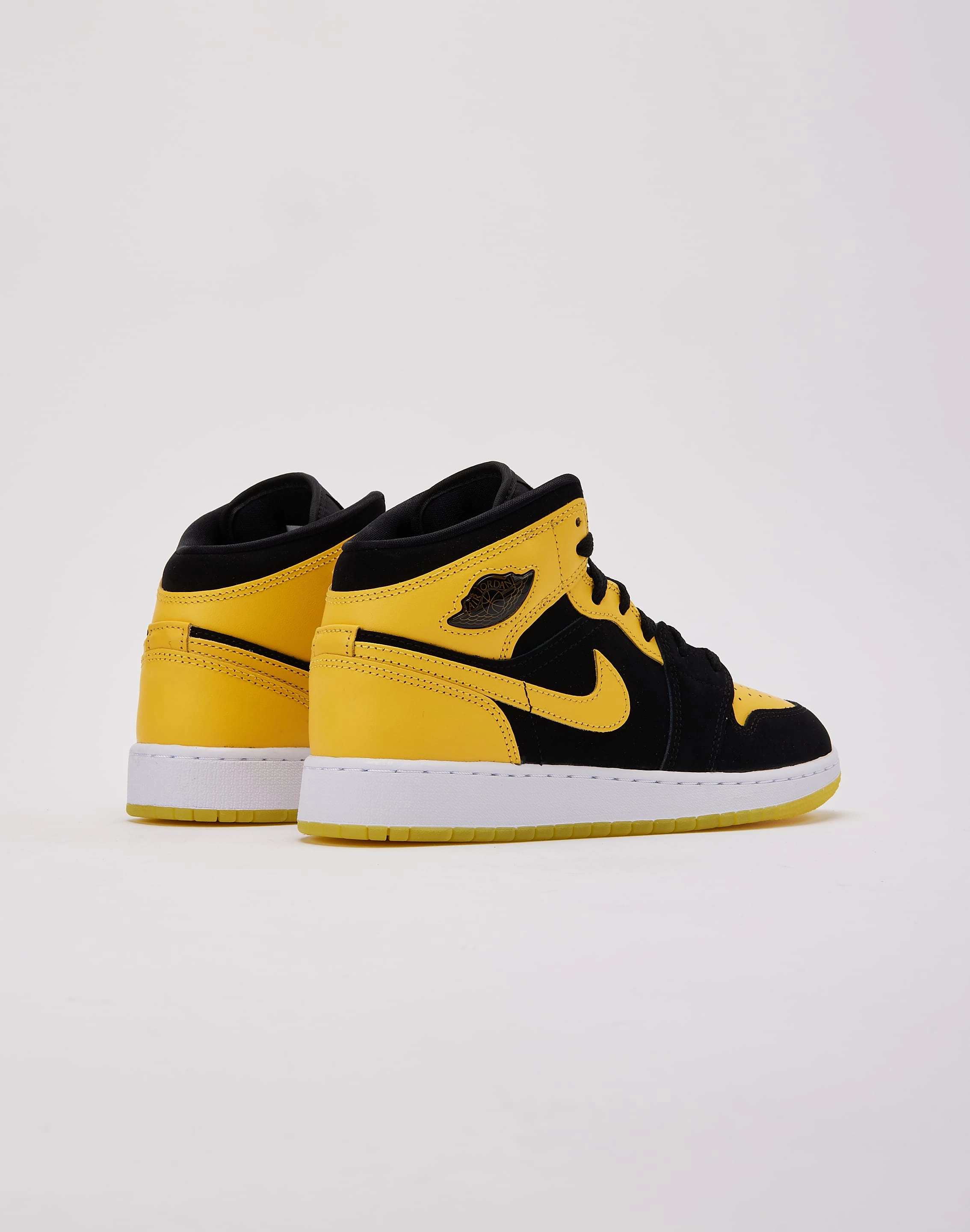 Jordan Air Jordan 1 Mid SE 'New Love' Grade-School Secure Lace Closure Adjustable Straps