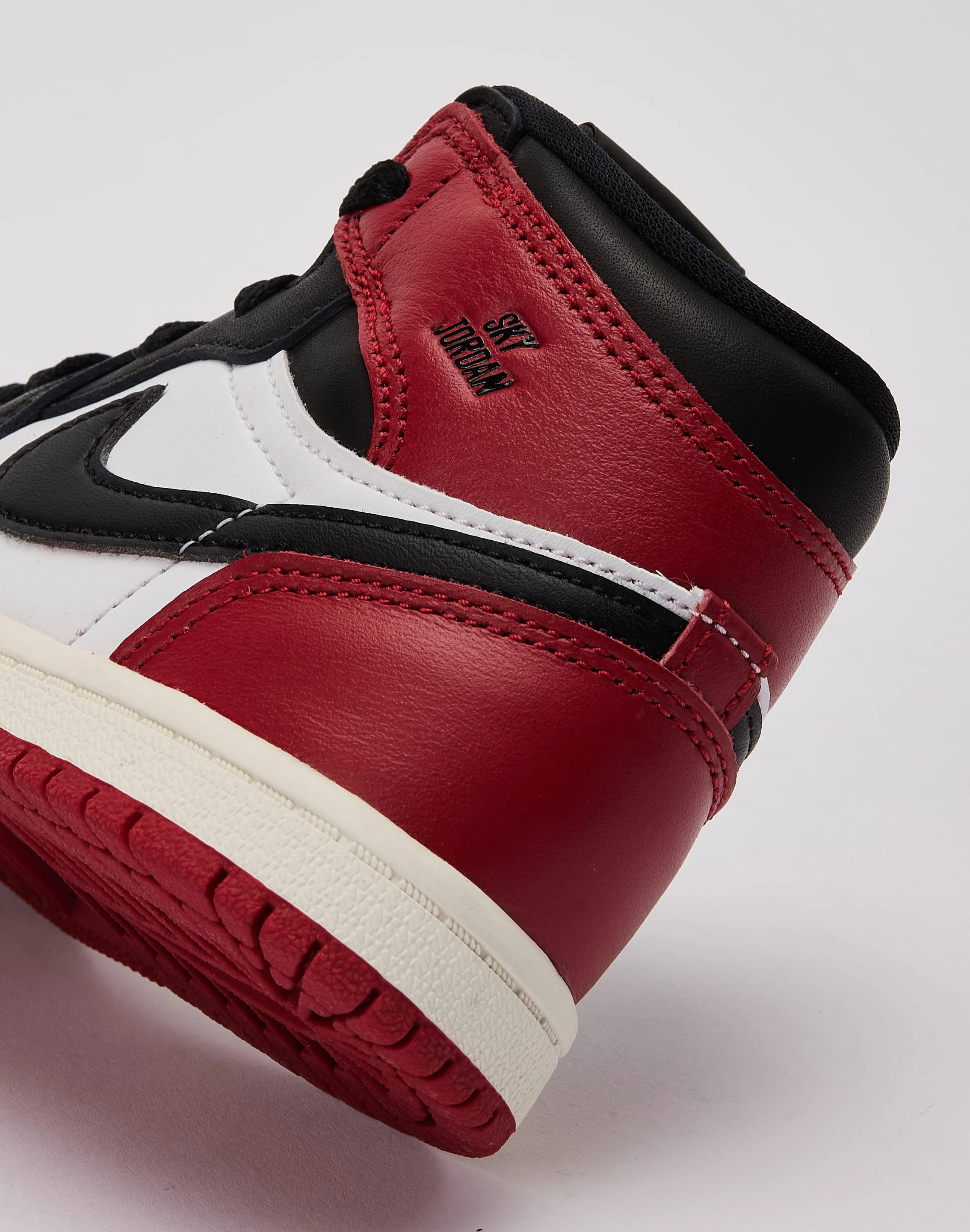 Jordan Air Jordan 1 Retro High OG 'Black Toe Reimagined' Toddler Non Restrictive Fit Breathable Insole Design