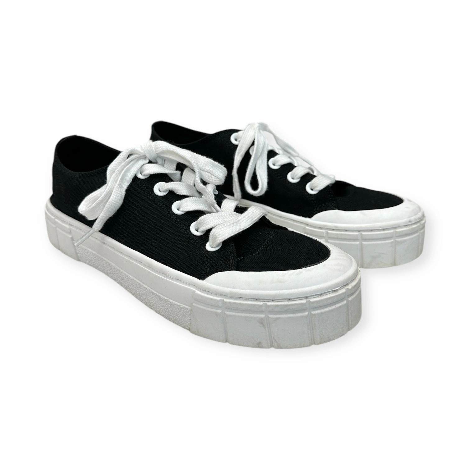 City Style Shoes Sneakers By Mad Love In Black & White, Size: 10