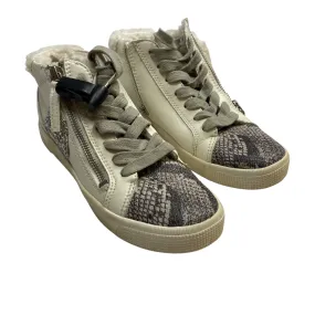 Reinforced Arch Modern Look Shoes Sneakers By Dolce Vita In Grey & White, Size:6