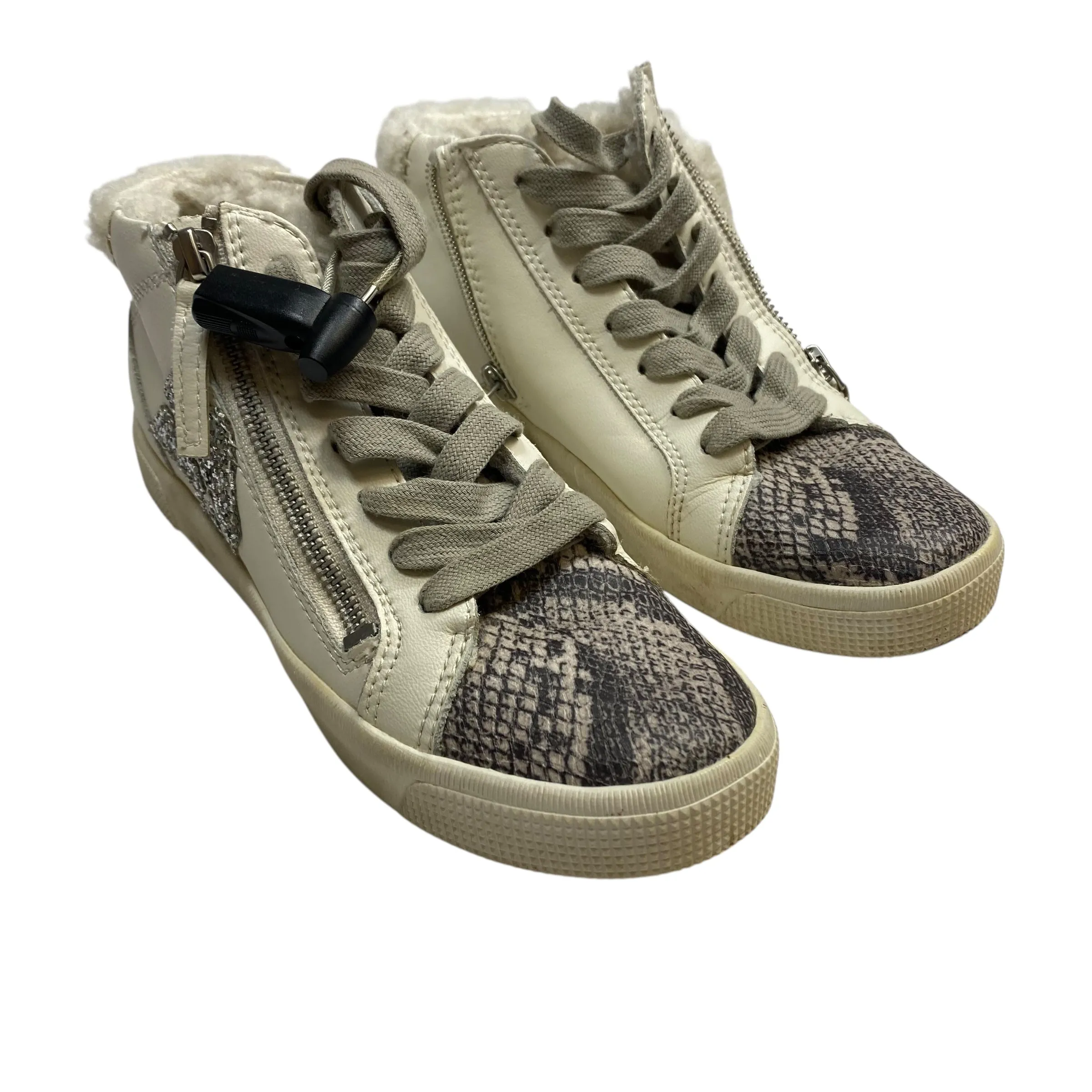 Reinforced Arch Modern Look Shoes Sneakers By Dolce Vita In Grey & White, Size:6