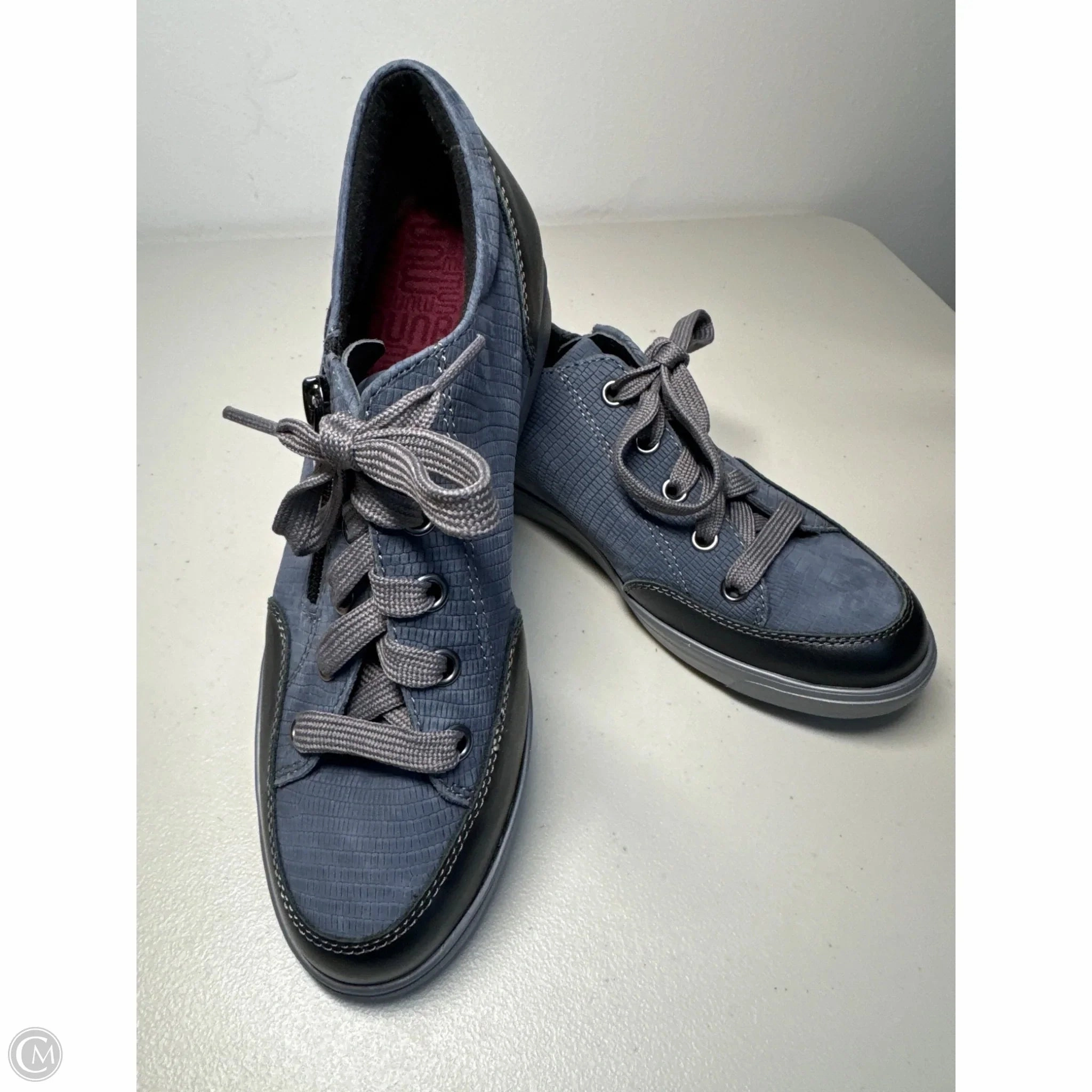 Daily Casual Shoes Sneakers By Munro In Navy, Size: 6