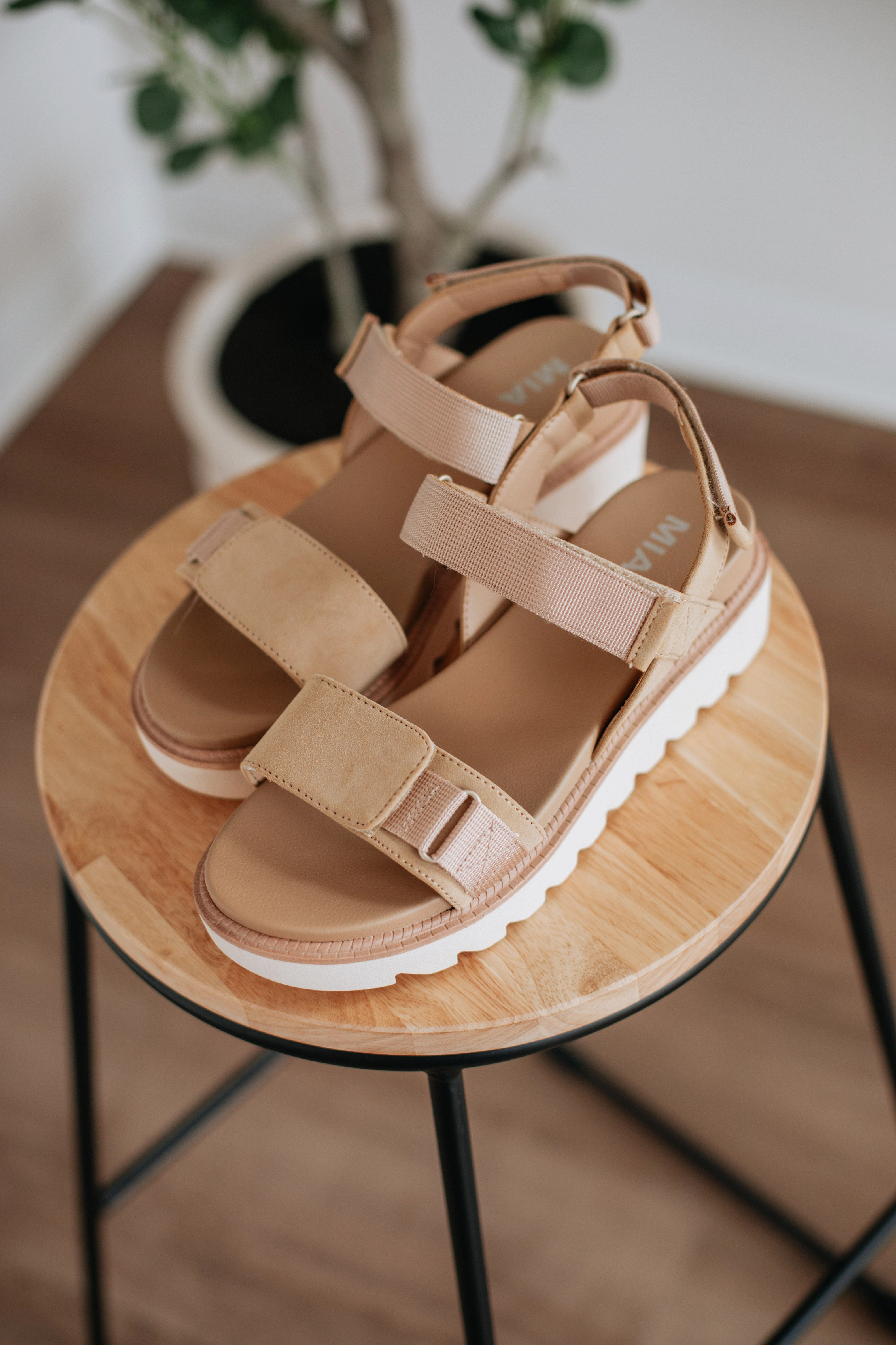 Comfortable Design Dynamic Flex Grooves Meet Me Later Sandals - Sand