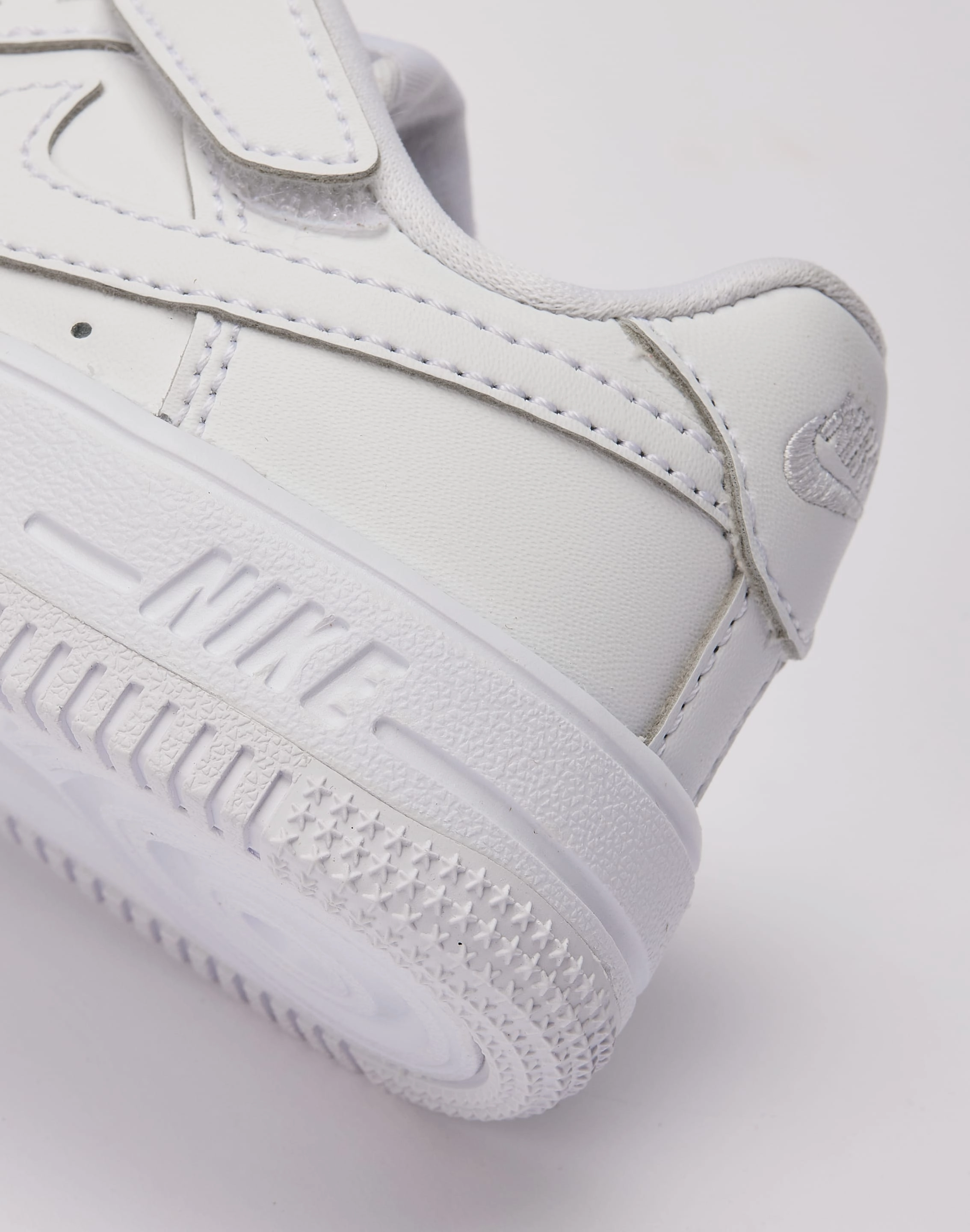MoistureWickingLining hook and loop closure Nike Force 1 Low EasyOn Pre-School