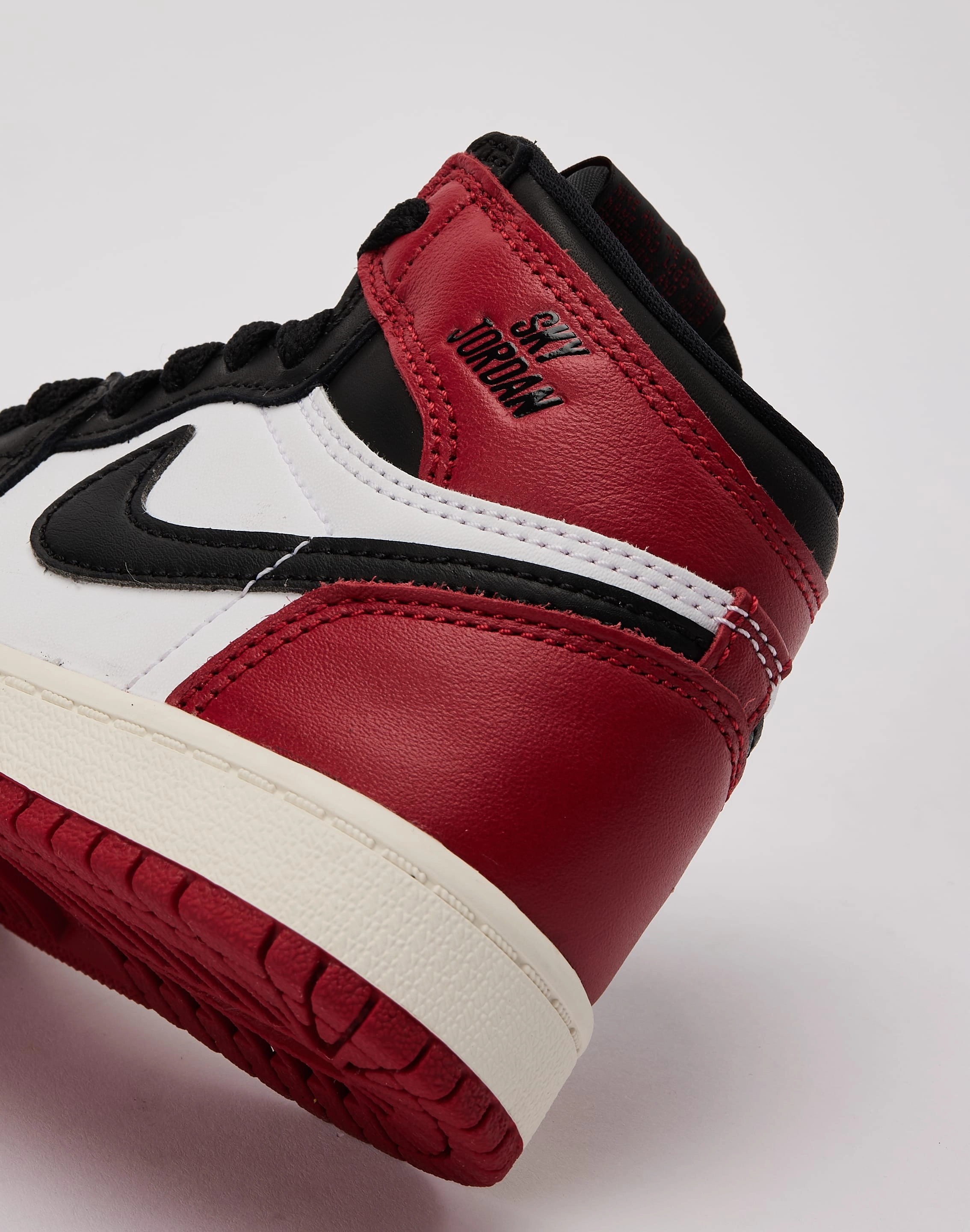 Comfort Fit Jordan Air Jordan 1 Retro High OG 'Black Toe Reimagined' Pre-School