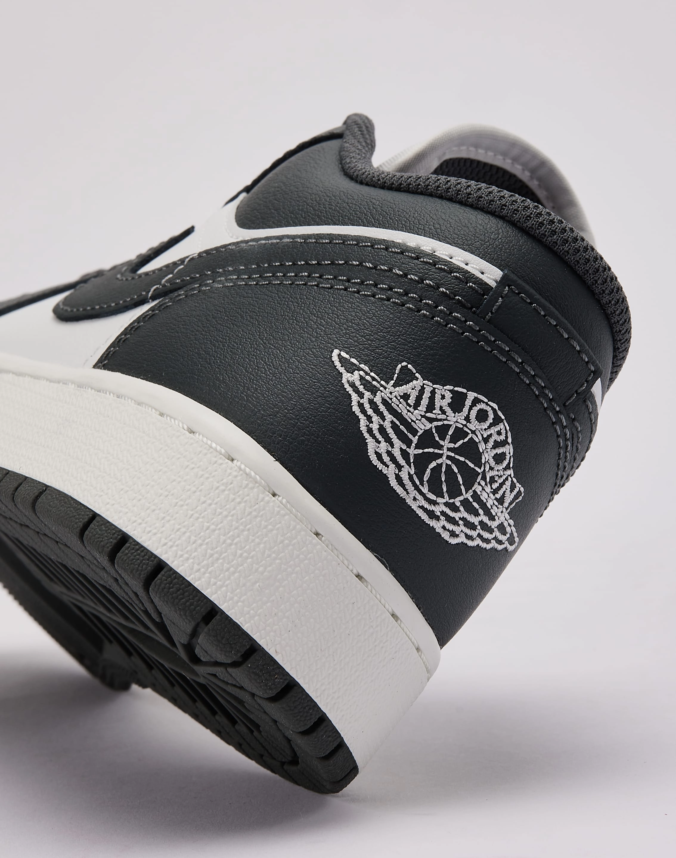 Low - heeled kids' shoes Jordan Air Jordan 1 Low Grade-School