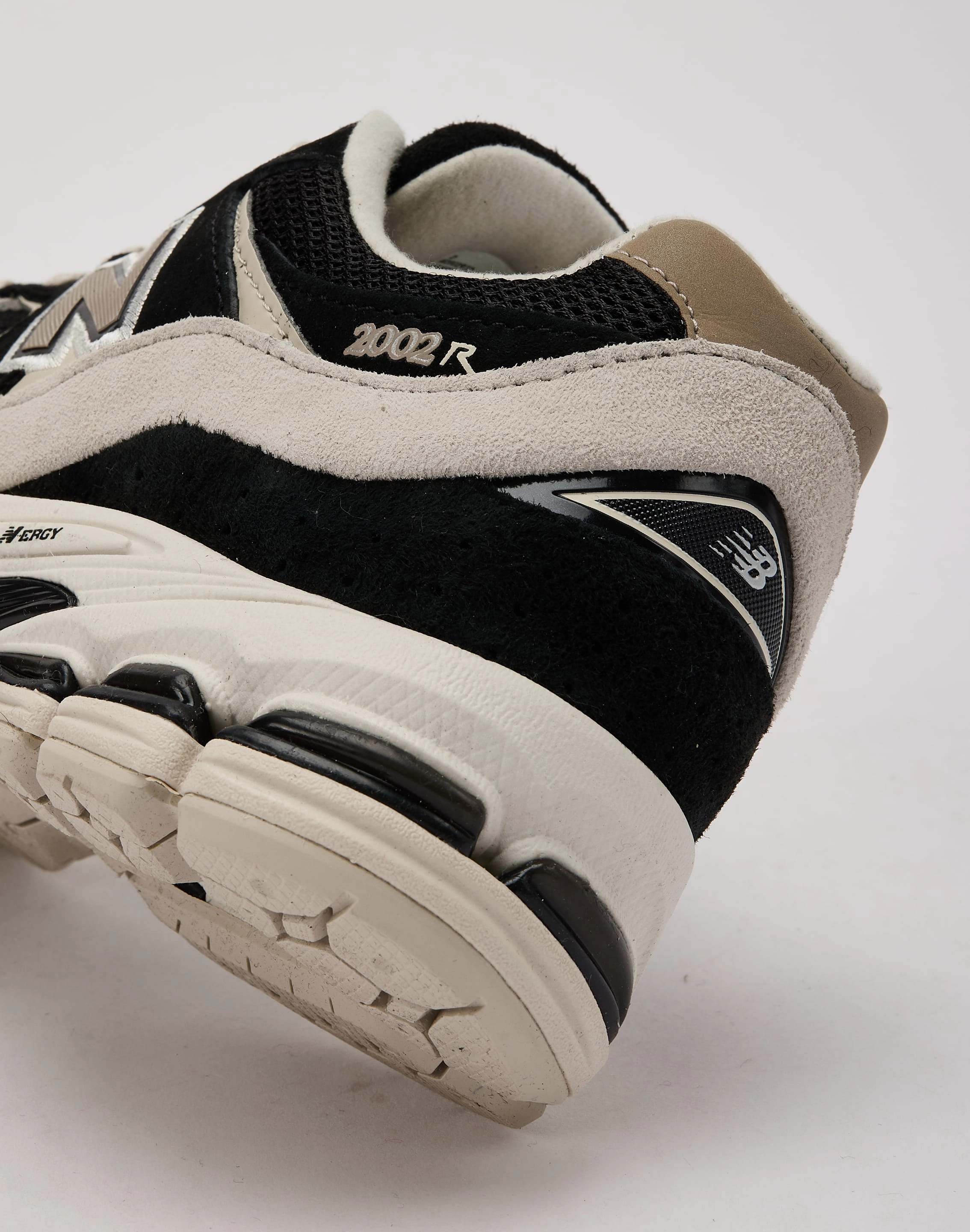 Bonded Seamless Construction men's shoes New Balance 2002R Grade-School