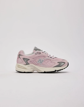 New Balance 725v1 Grade-School Seamless Knit Fabrication