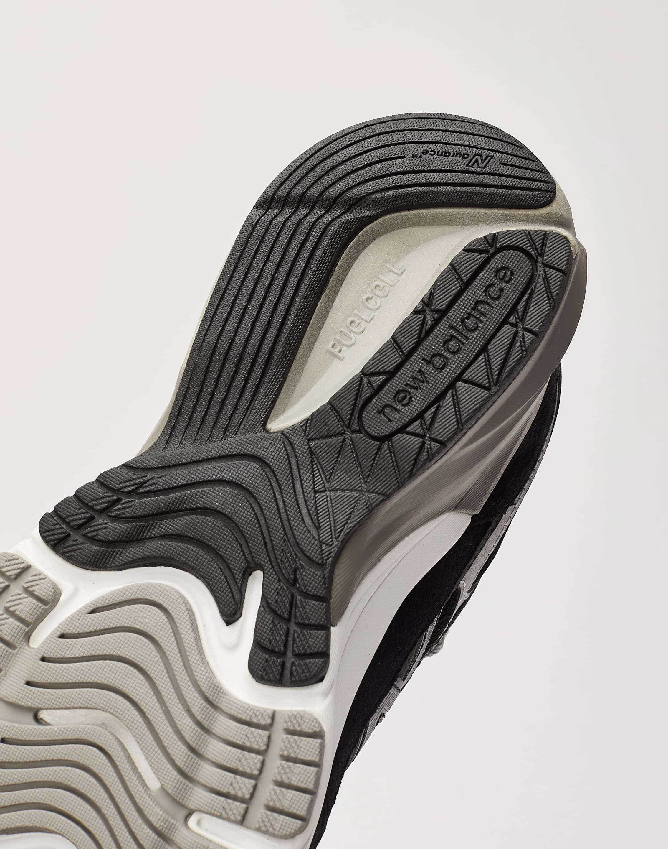 New Balance 990v6 Grade-School anatomical shoe shape