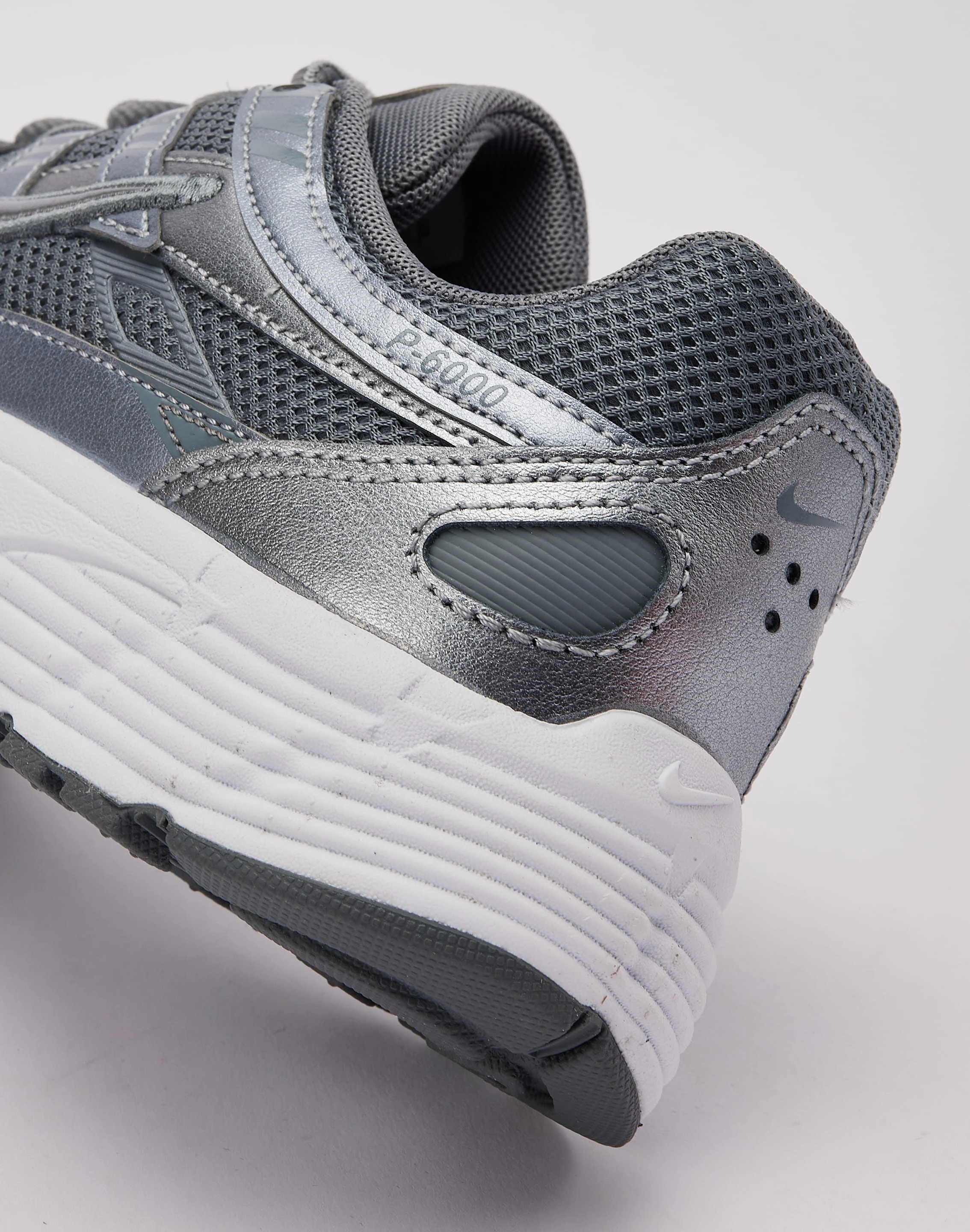 Nike P-6000 Grade-School hook - and - loop shoes