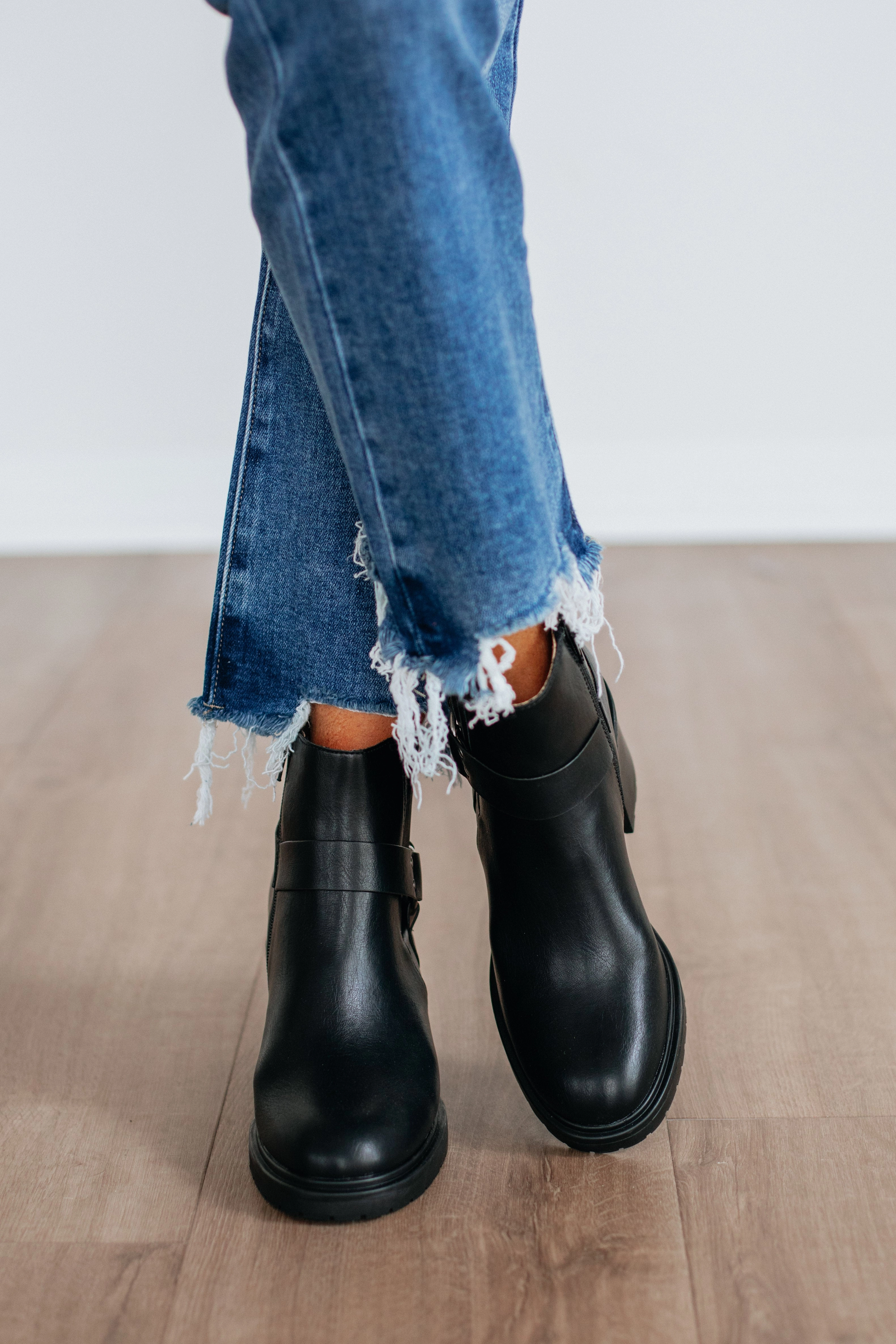 Short Trip Not So Complicated Boots - Black