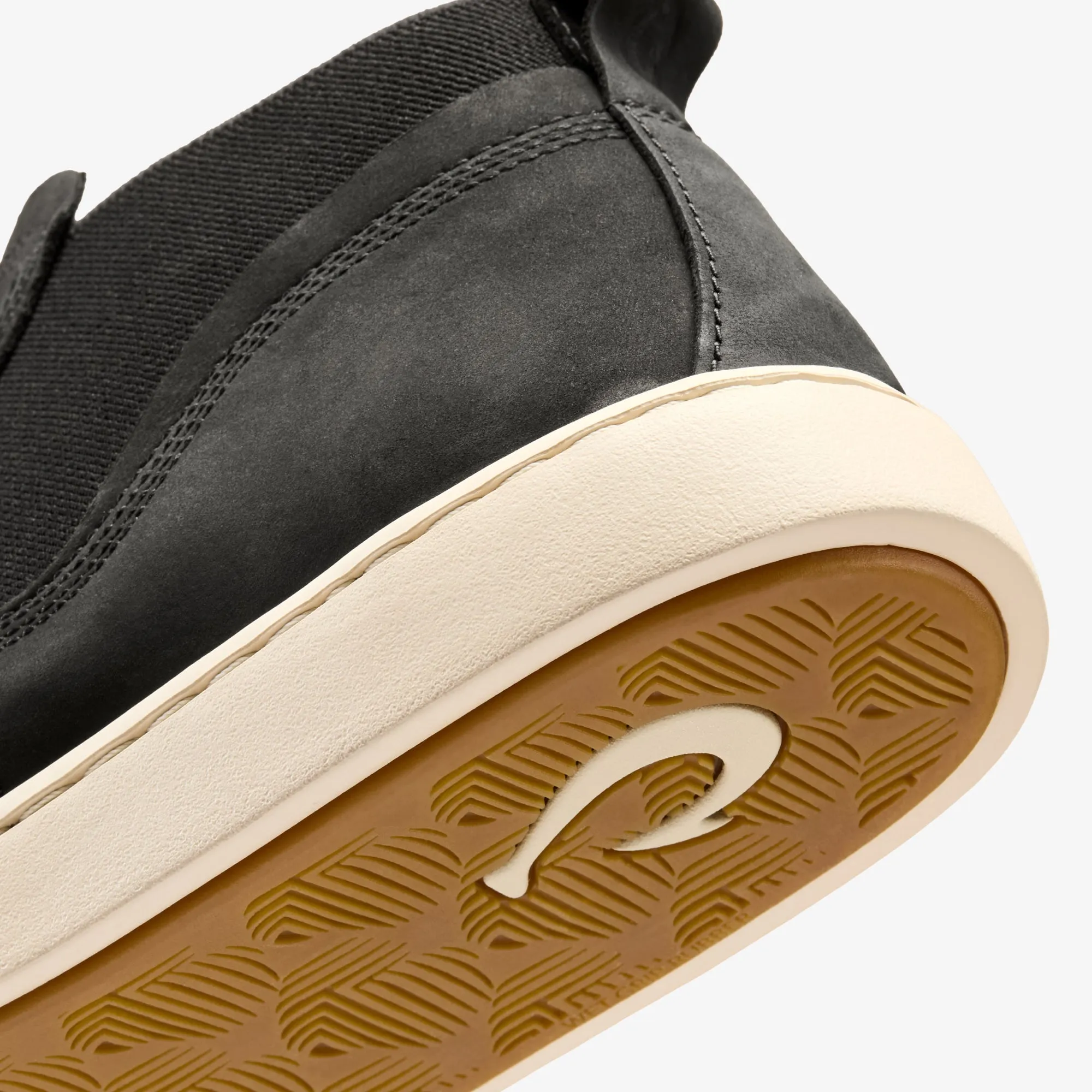 Pehuea Mid  -  Lava Rock / Lava Rock Versatile Outfit