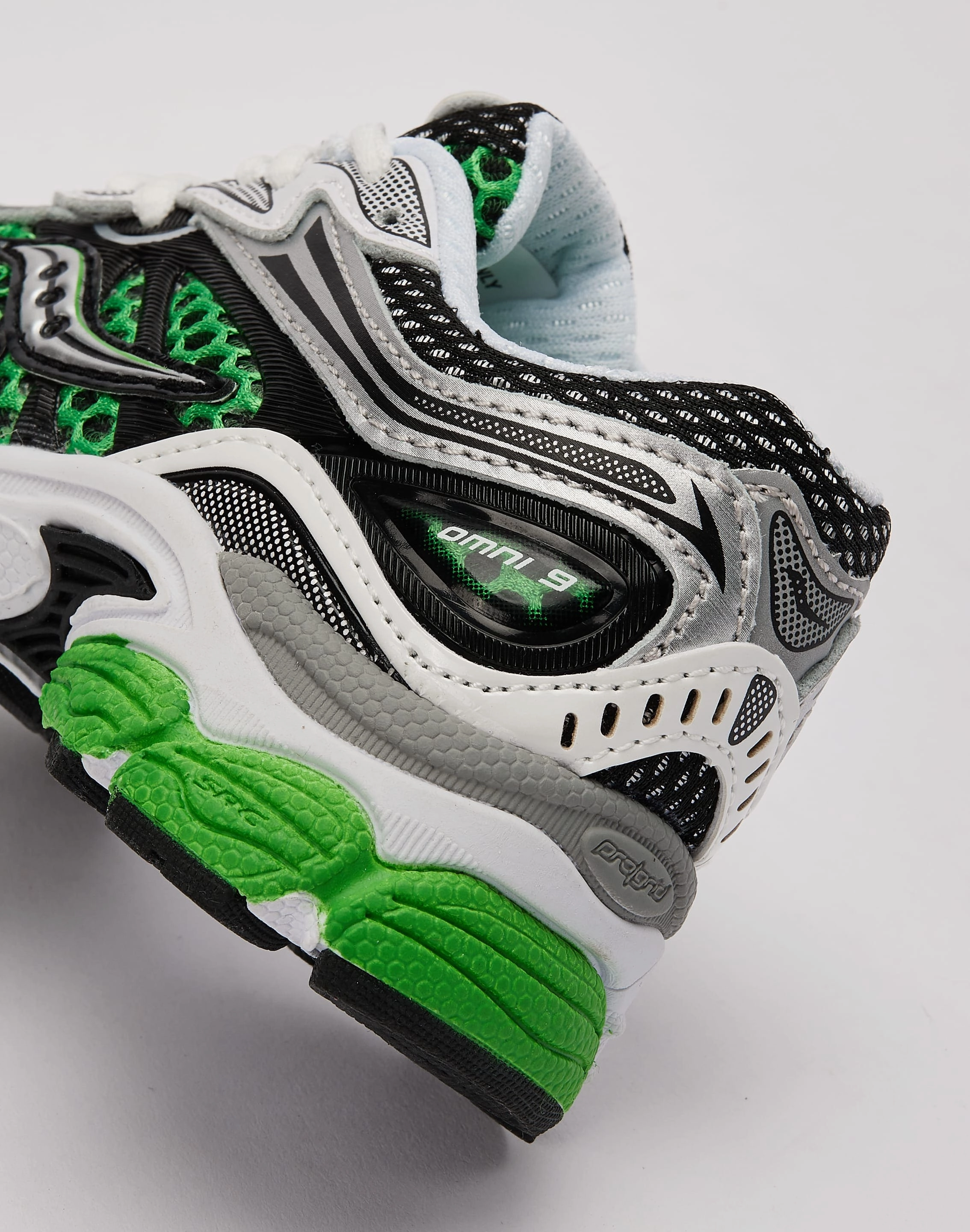 Saucony Omni 9 Toddler outdoor running shoe application