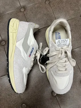 Lightweight Outsole Streamlined silhouette Shoes Sneakers By Clothes Mentor In Grey & White, Size:8