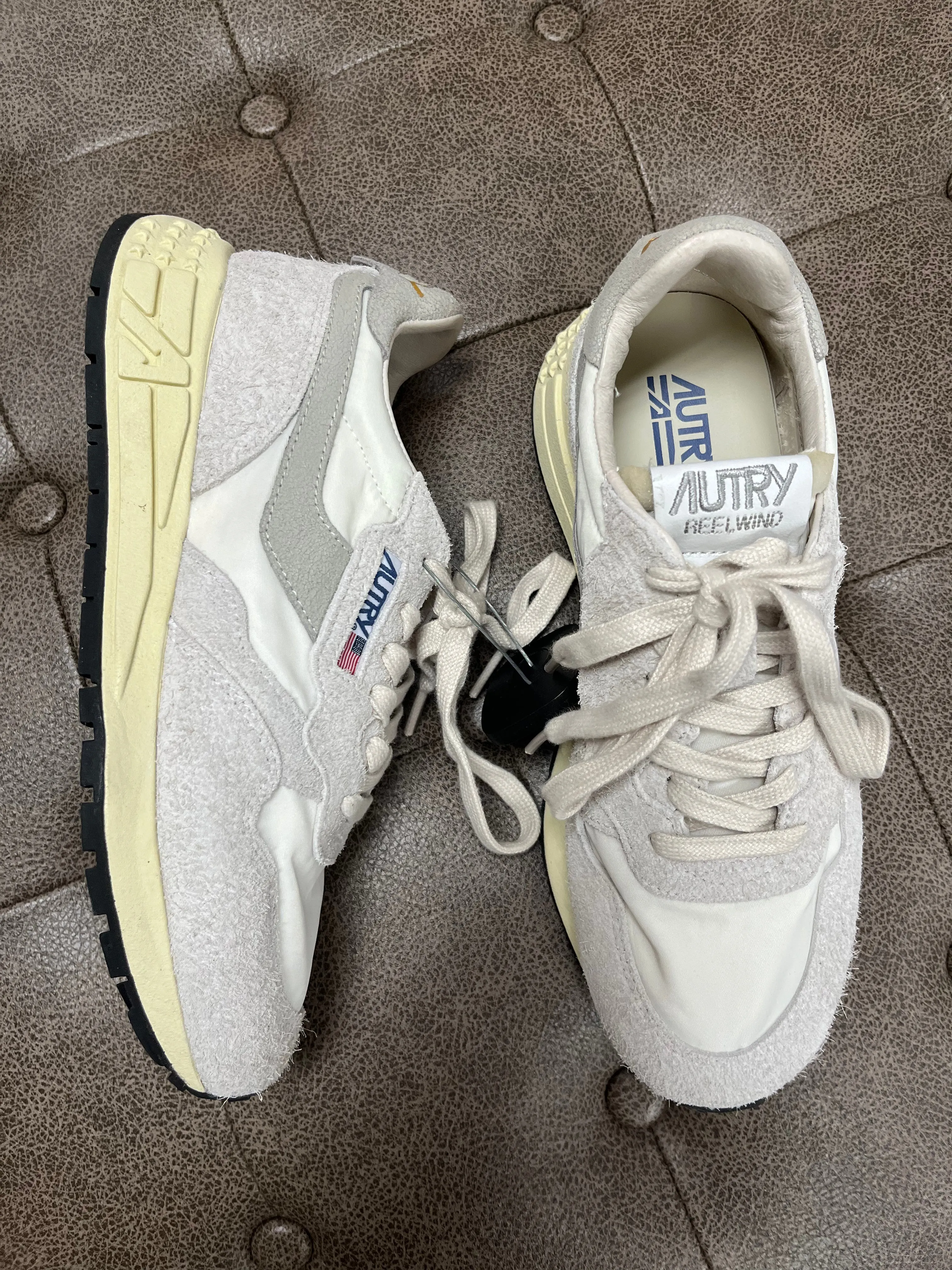 Lightweight Outsole Streamlined silhouette Shoes Sneakers By Clothes Mentor In Grey & White, Size:8