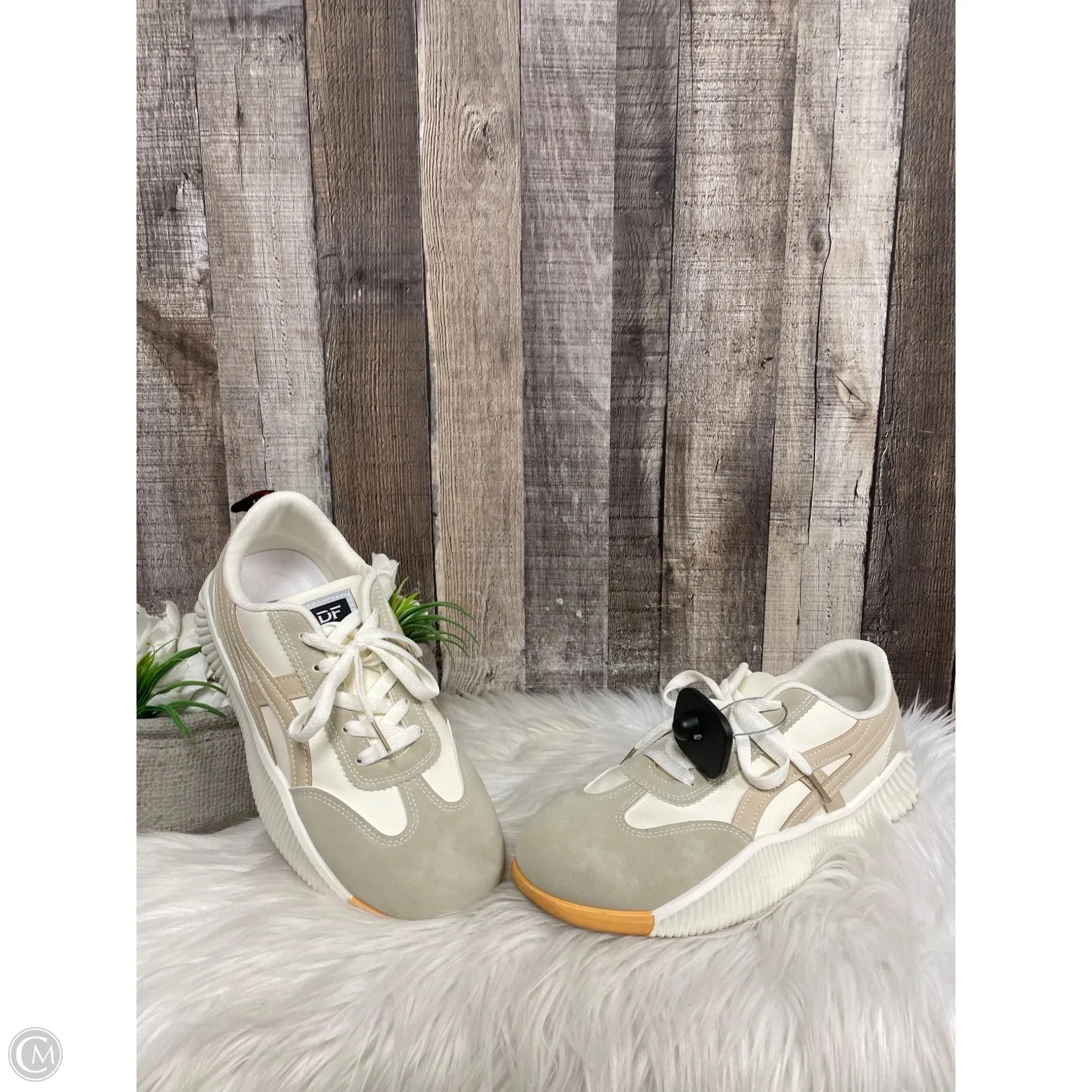 Shoes Sneakers By Clothes Mentor In Ivory, Size: 10 Built For Motion