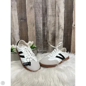 Shoes Sneakers By Cmf In Black & White, Size: 9.5 Gusseted Tongue Design