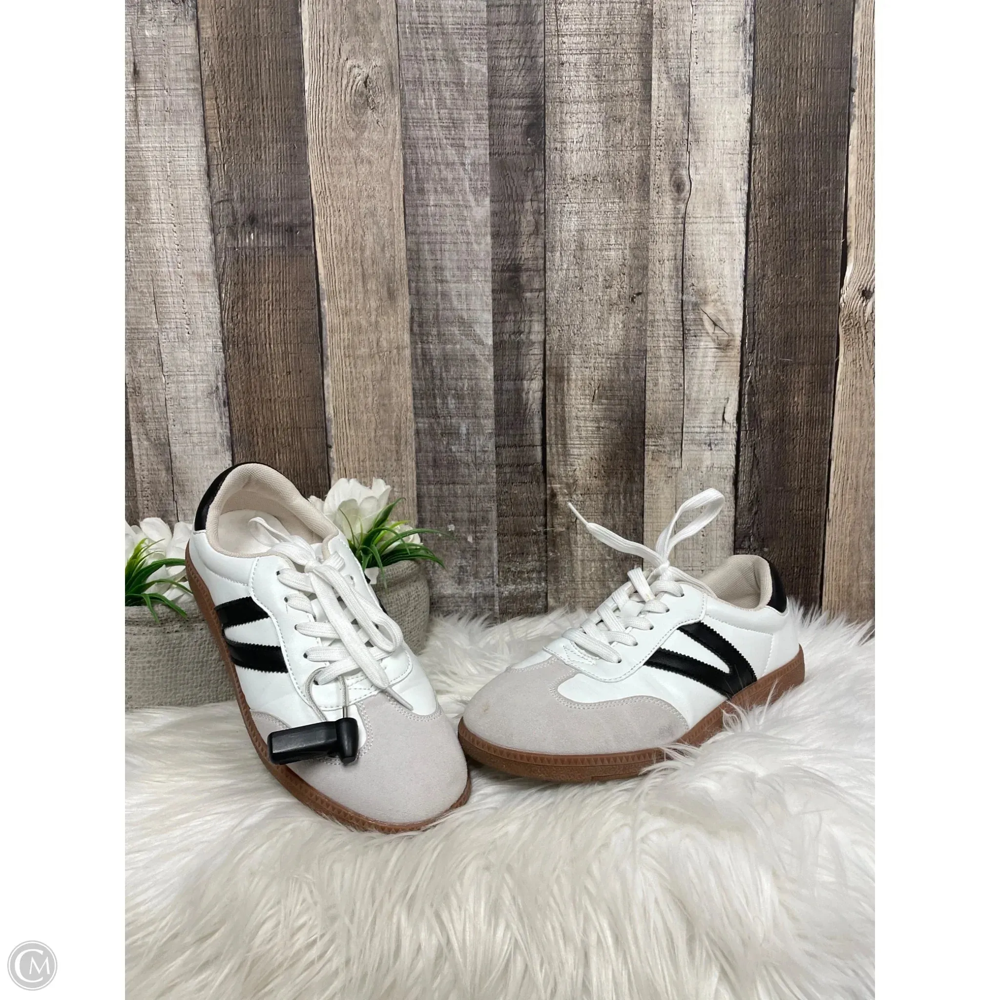 Shoes Sneakers By Cmf In Black & White, Size: 9.5 Gusseted Tongue Design