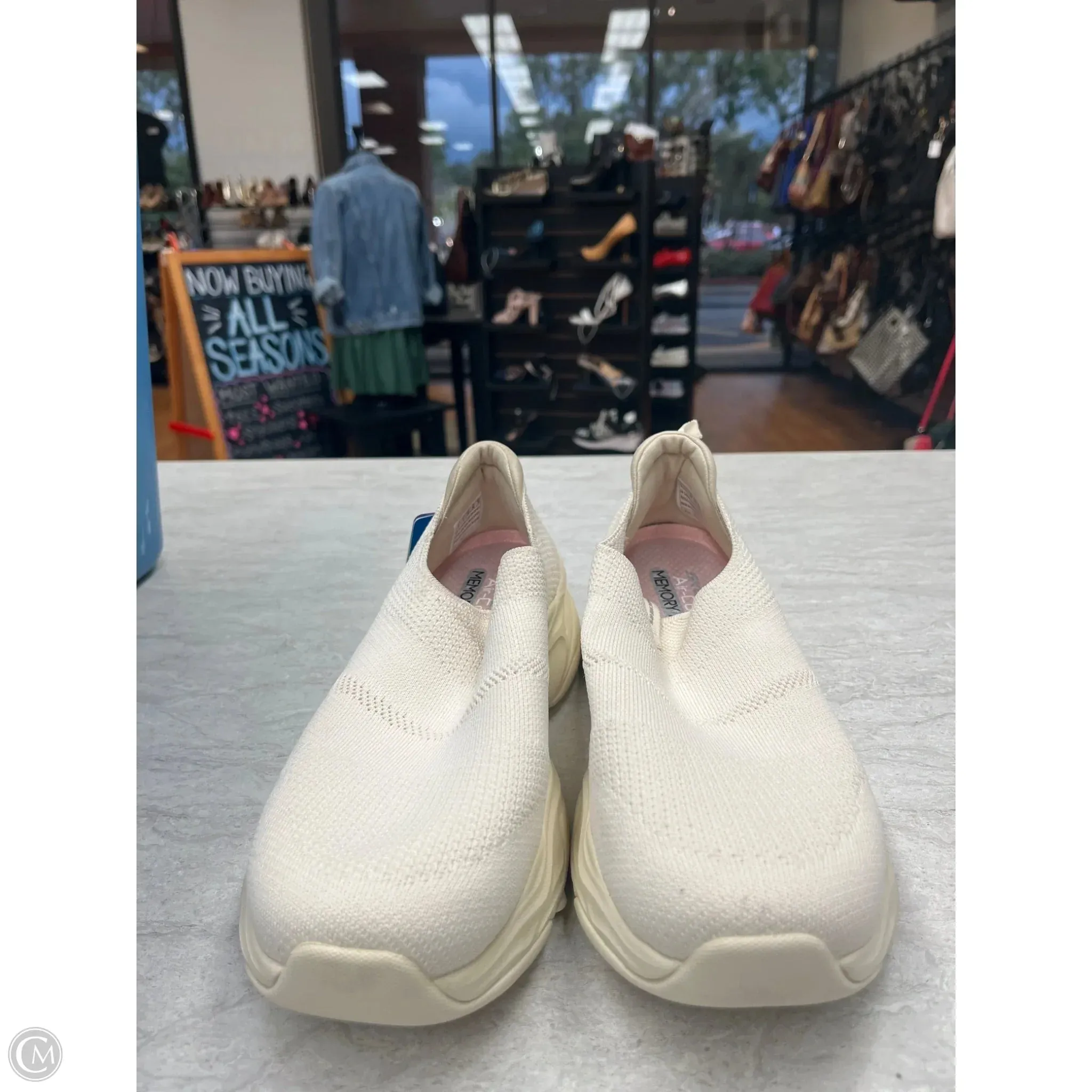 Shoes Sneakers By Skechers In Ivory, Size: 9 Compression Fit Collar