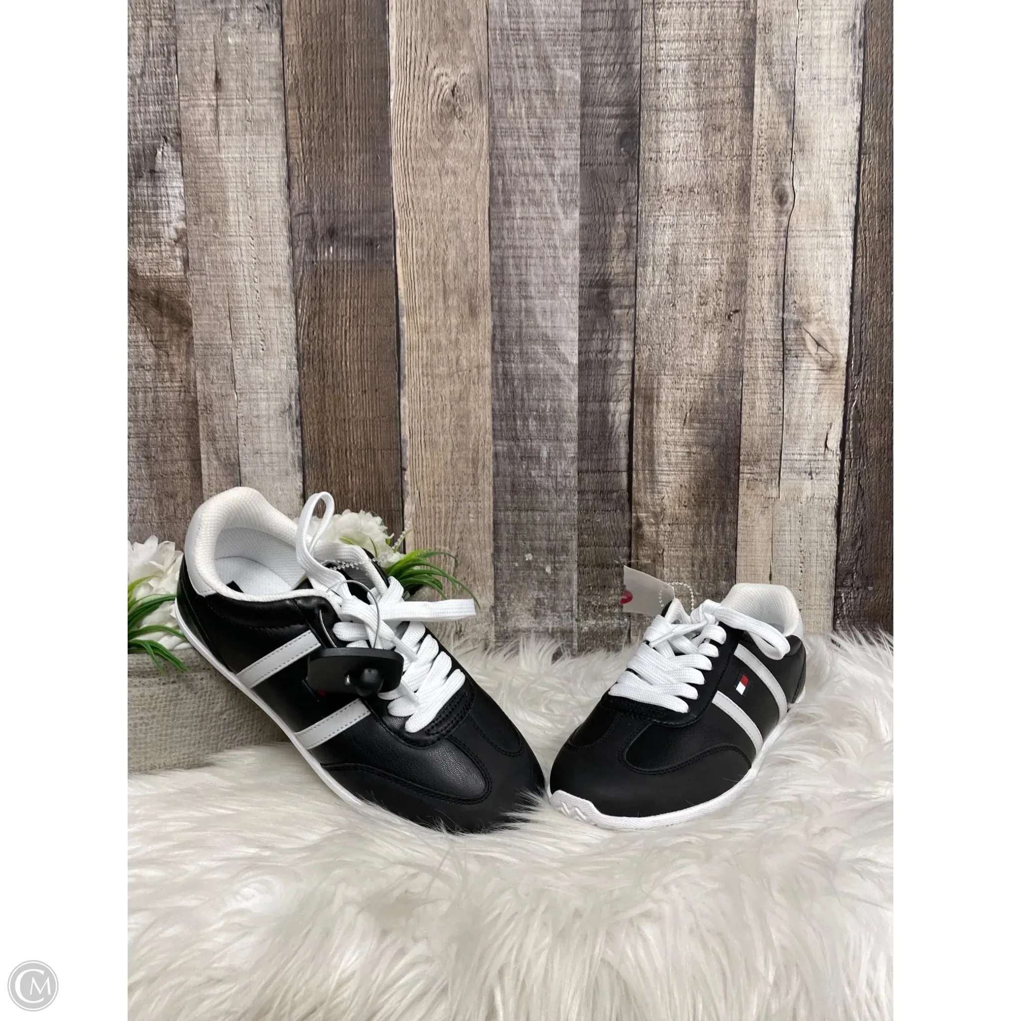 Shoes Sneakers By Tommy Hilfiger In Black & White, Size: 7 Elastic Gusset Heel Stabilizer Design