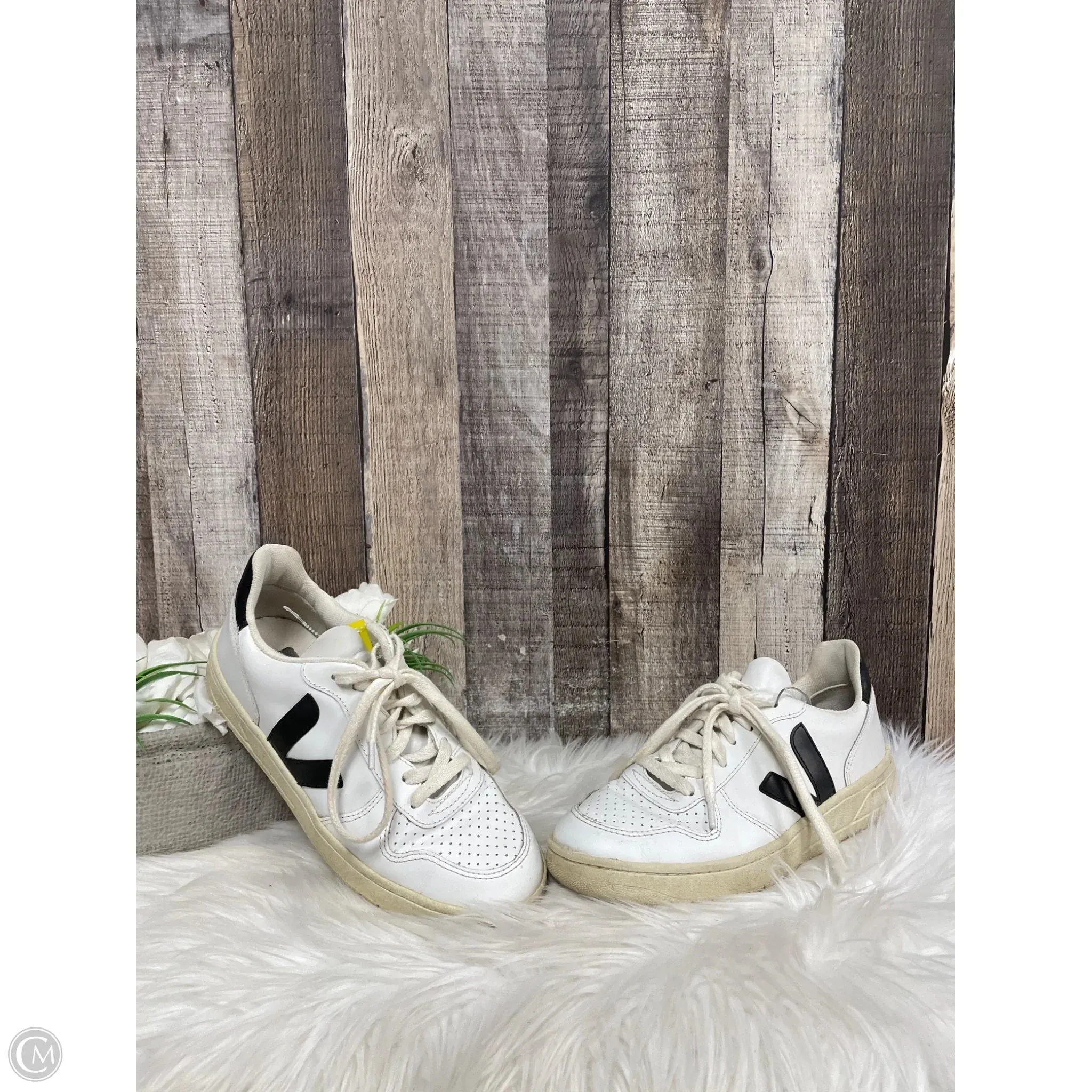 Shoes Sneakers By Veja In White, Size: 6 Refined touch
