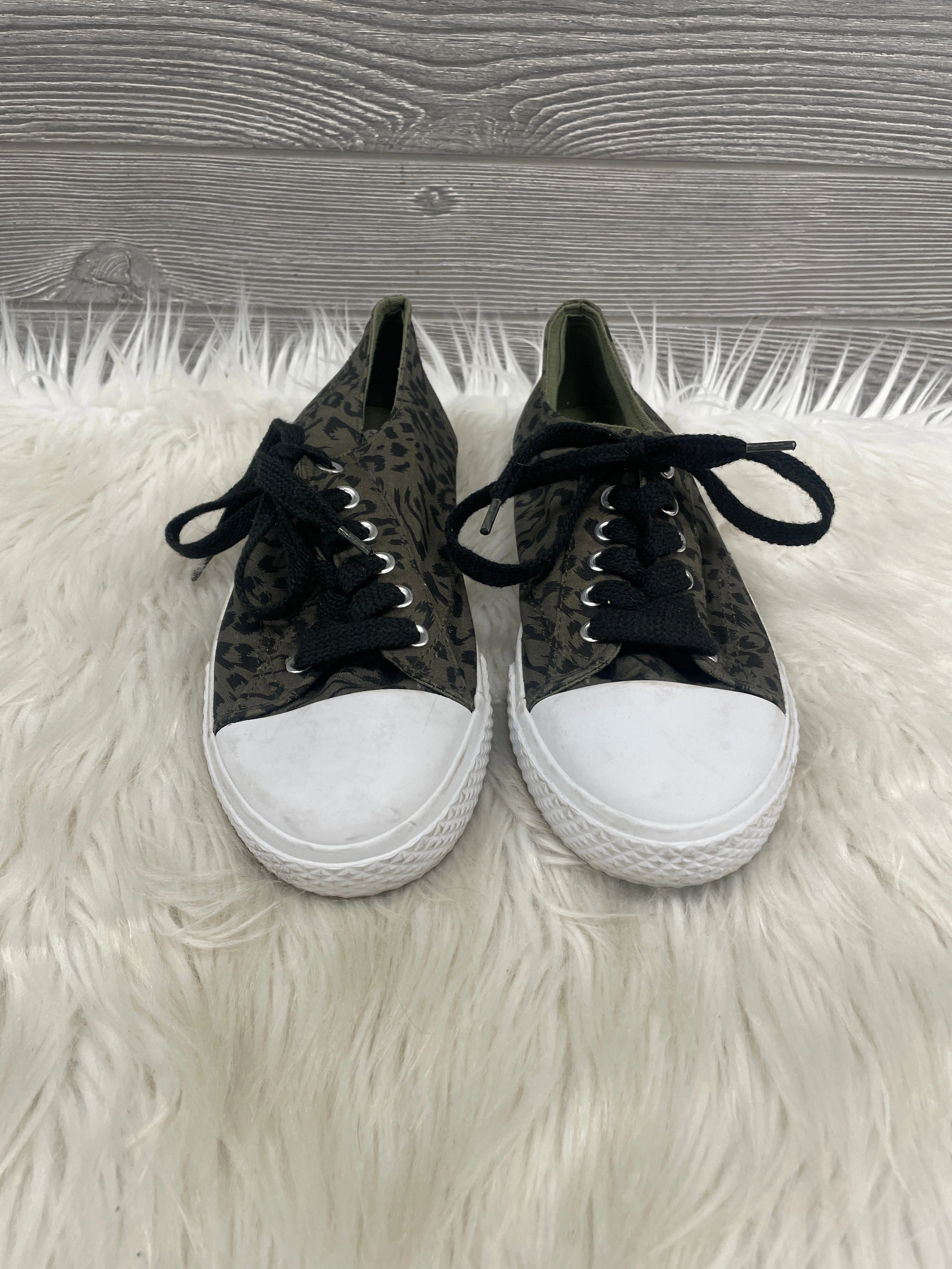 Day To Night Shoes Sneakers By Airwalk In Green, Size: 7.5