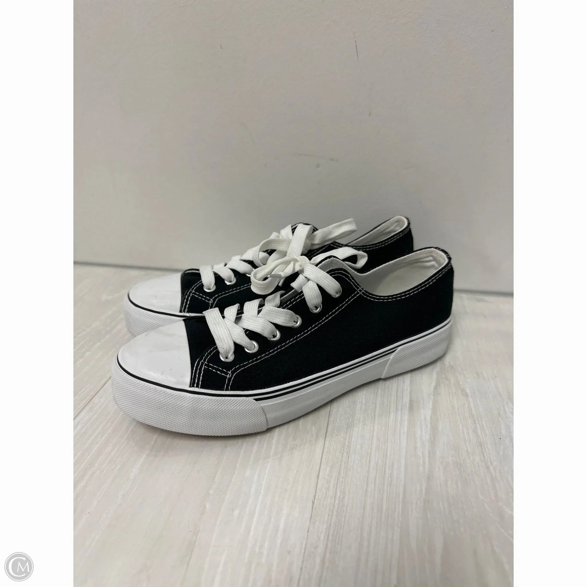 Shoes Sneakers By Clothes Mentor In Black & White, Size: 8 Orthopedic Friendly Design