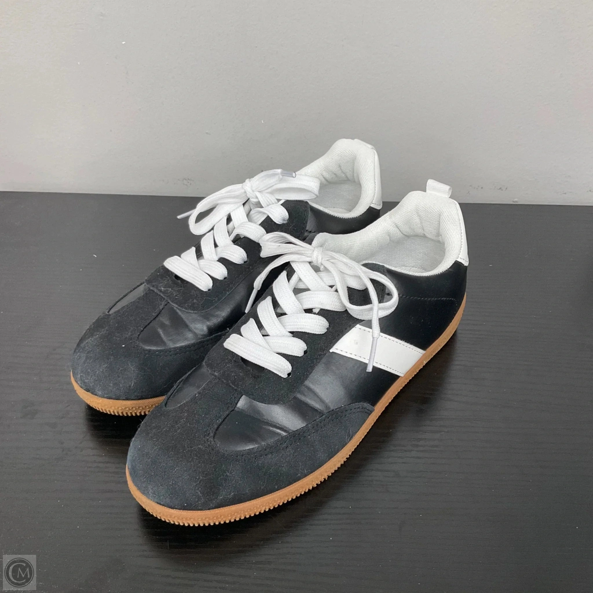 Flat Sole Shoes Sneakers By Clothes Mentor In Black, Size: 8