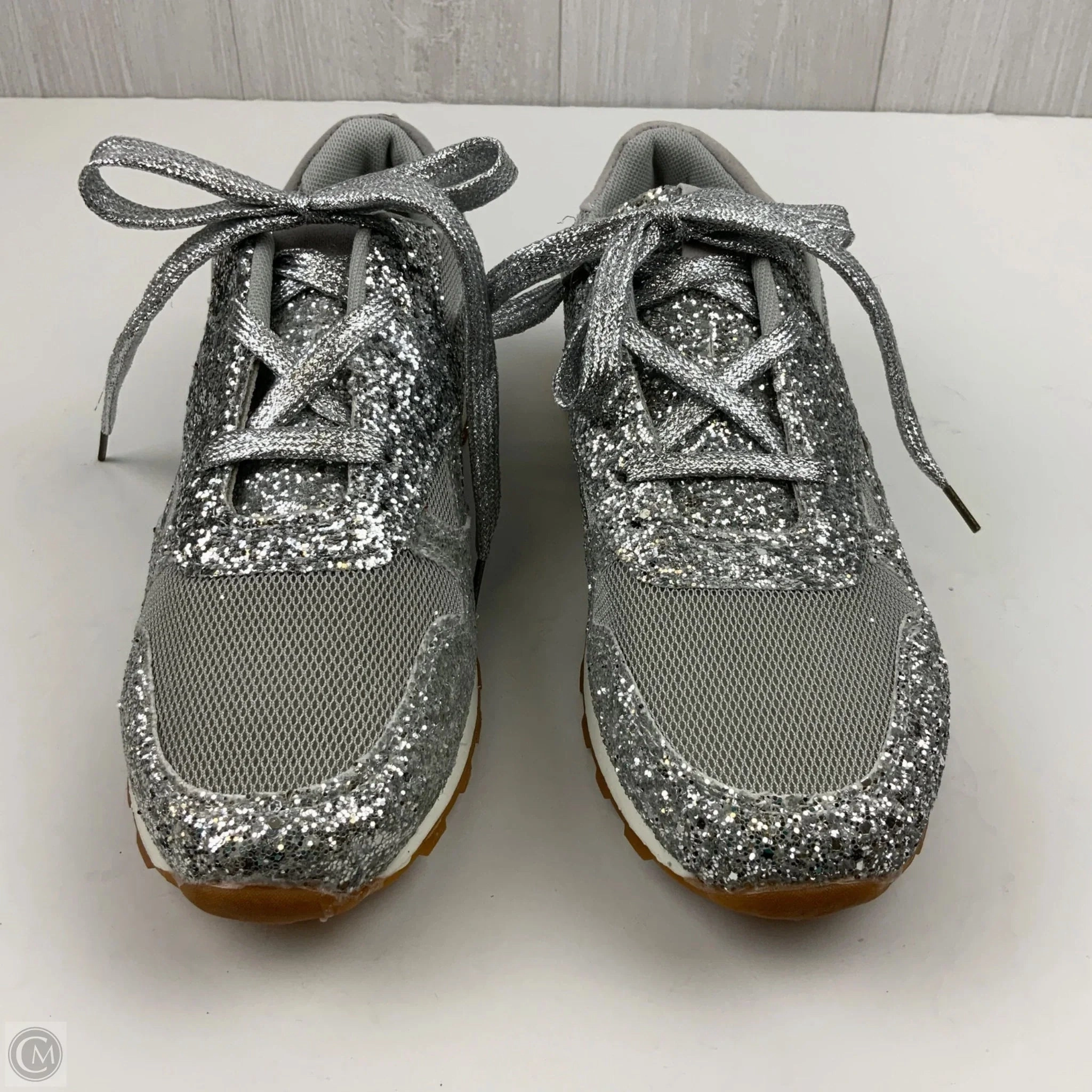 Pressure Dispersing Footbed Shoes Sneakers By Clothes Mentor In Grey & Silver, Size: 10.5