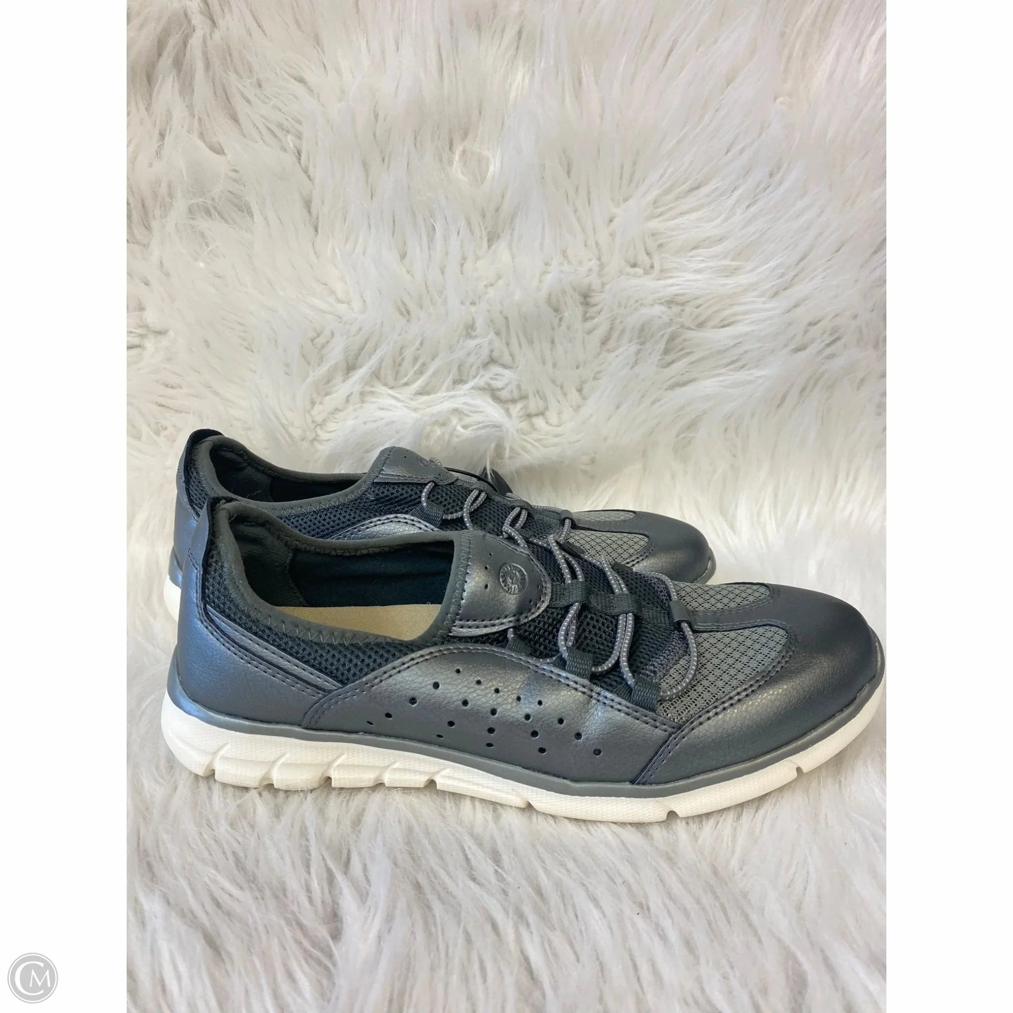 Shoes Sneakers By Clothes Mentor In Silver, Size: 9 Eco Materials Soft Tongue Design