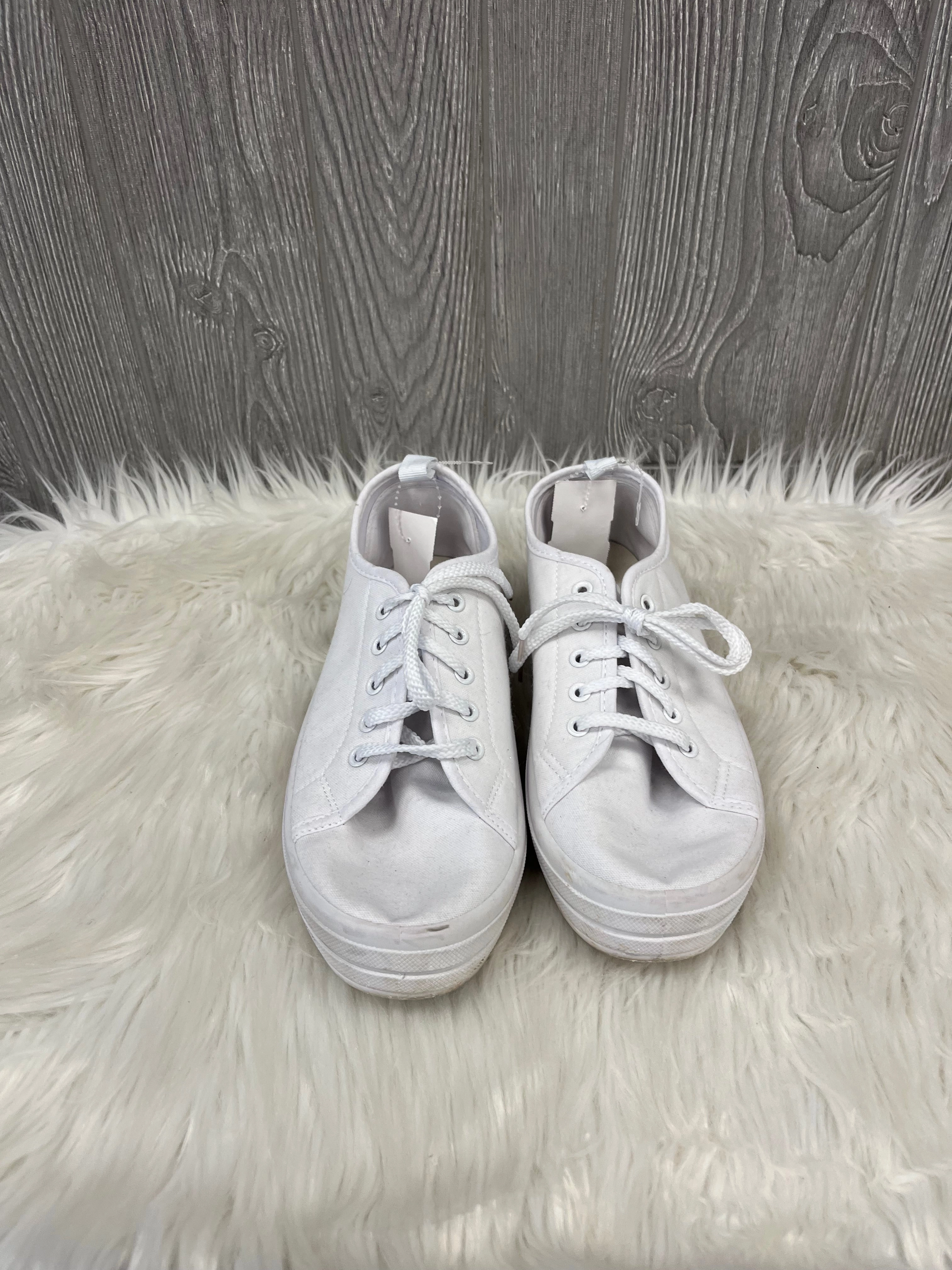 Classic Use Shoes Sneakers By Cmf In White, Size: 9