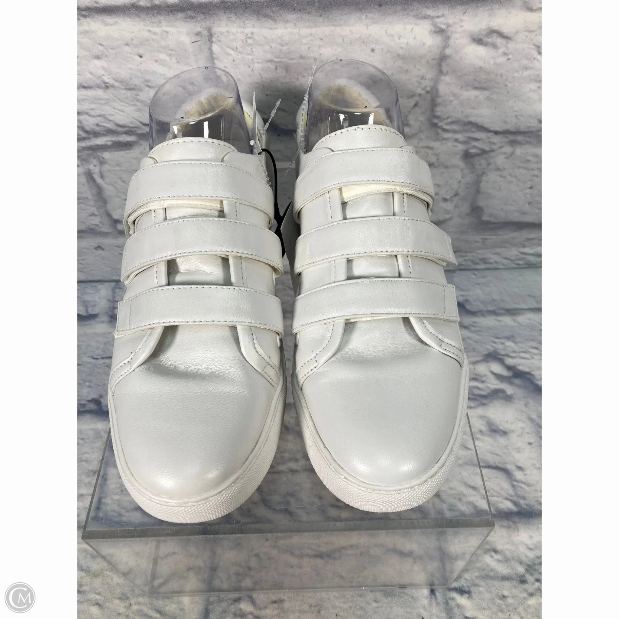 Grip Enhancement Shoes Sneakers By Kenneth Cole In White, Size: 9.5