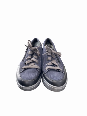 Sleek Silhouette Flexible Outsole Shoes Sneakers By Munro In Blue, Size: 6.5