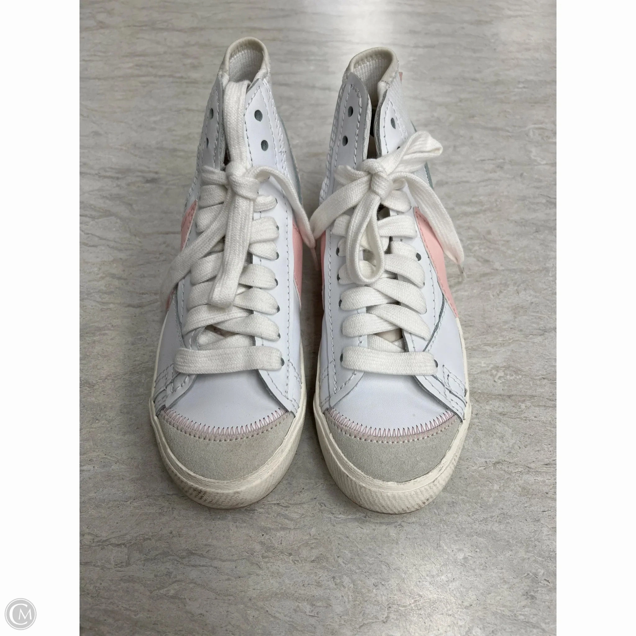 Non Restrictive Collar Padding Flexible Arch Shoes Sneakers By Nike In Pink & White, Size: 10