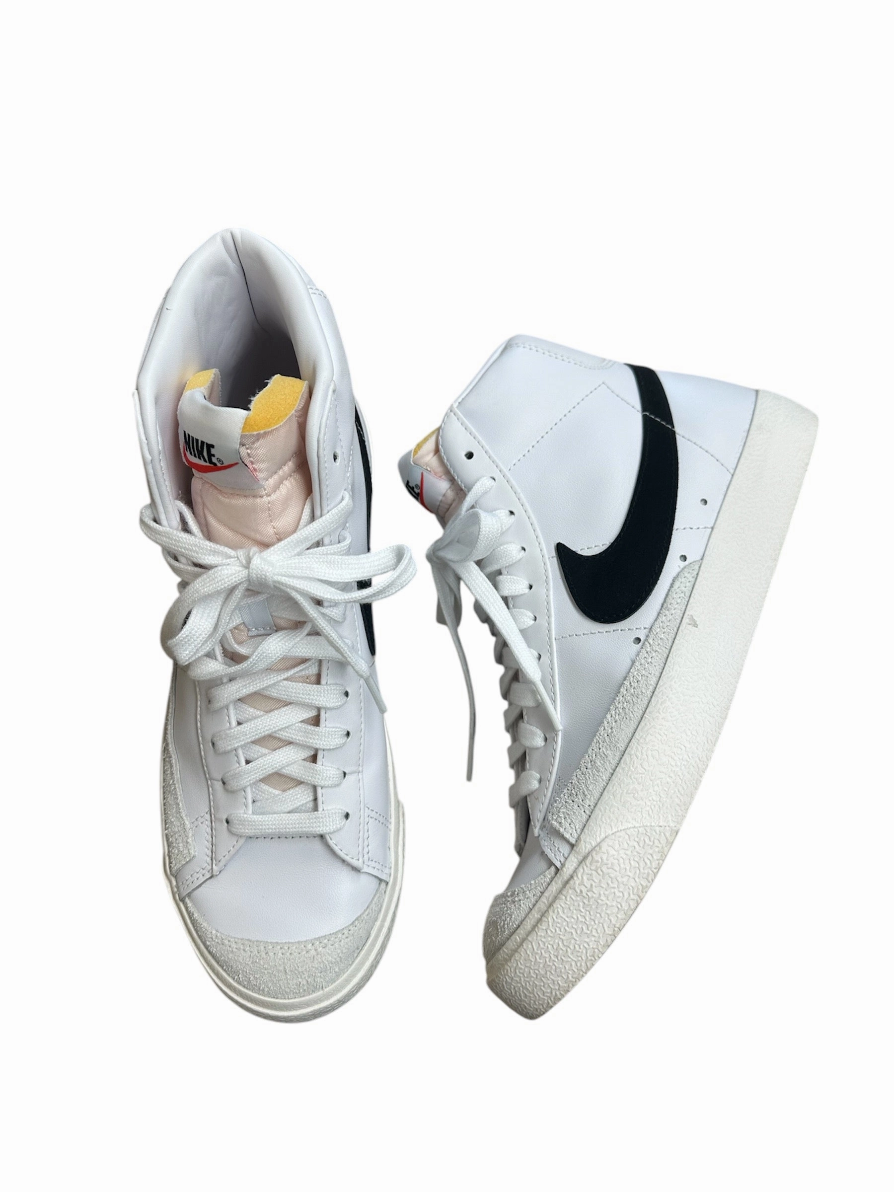 Shoes Sneakers By Nike In White, Size: 9 Comfort Cushion Technology Cushioned Insole
