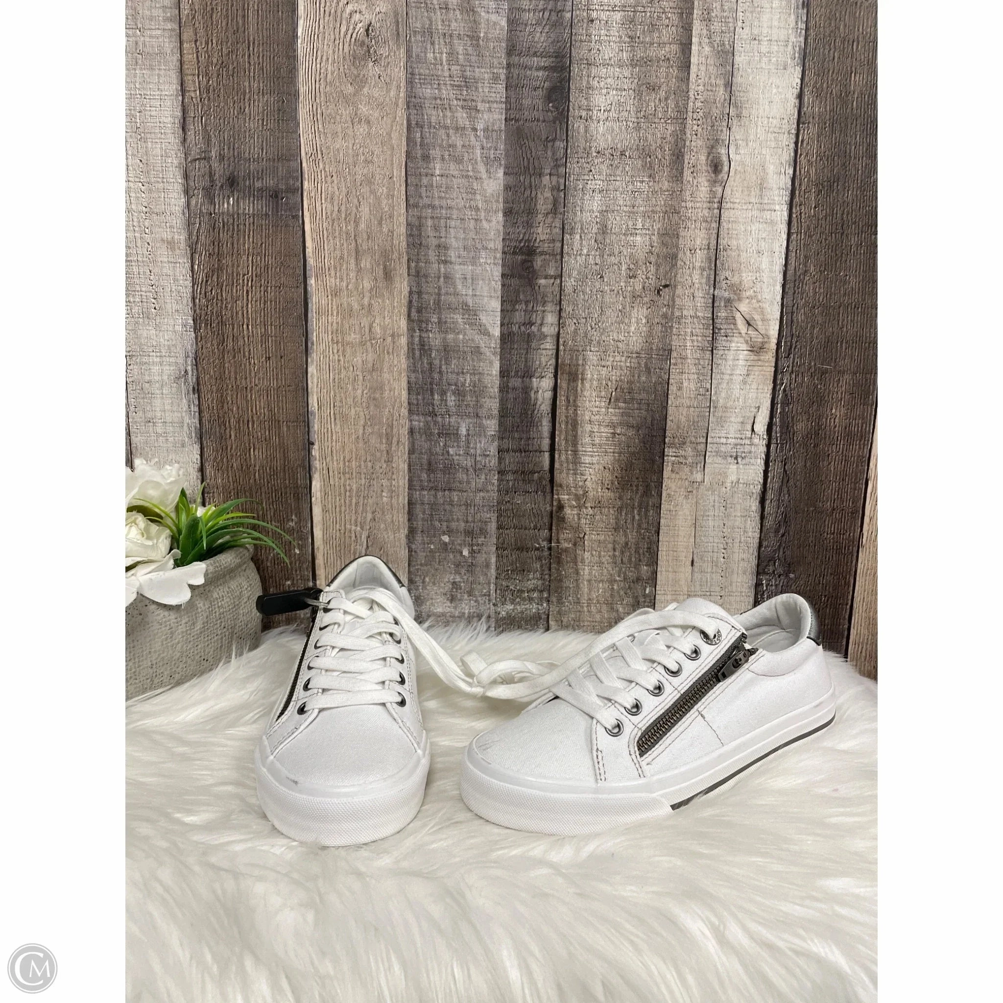 Shoes Sneakers By Taos In White, Size: 6.5 Easy Pack